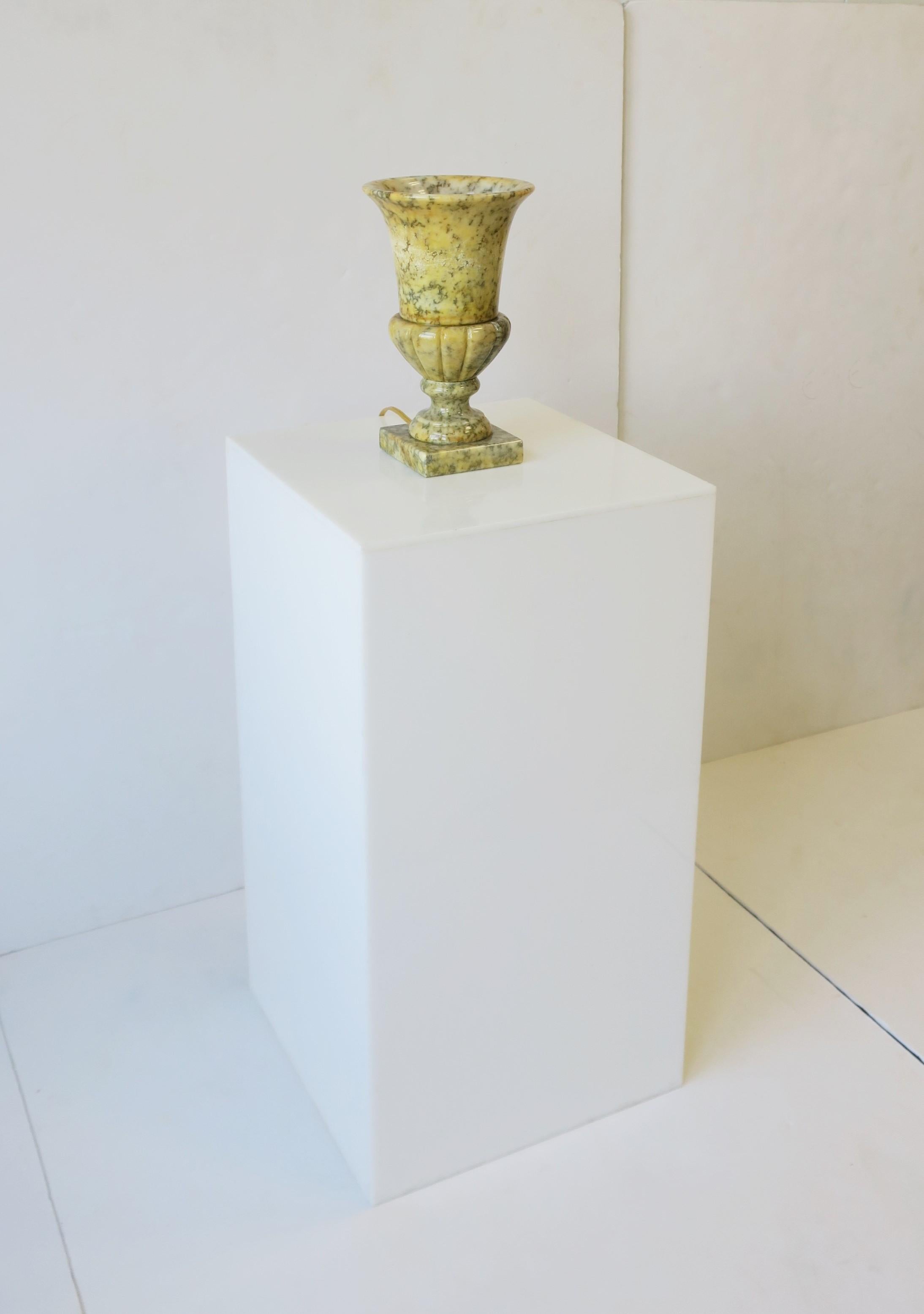 Italienische neoklassische Urne Alabaster Marmor Tischlampe, Mitte 20. (Geschnitzt) im Angebot