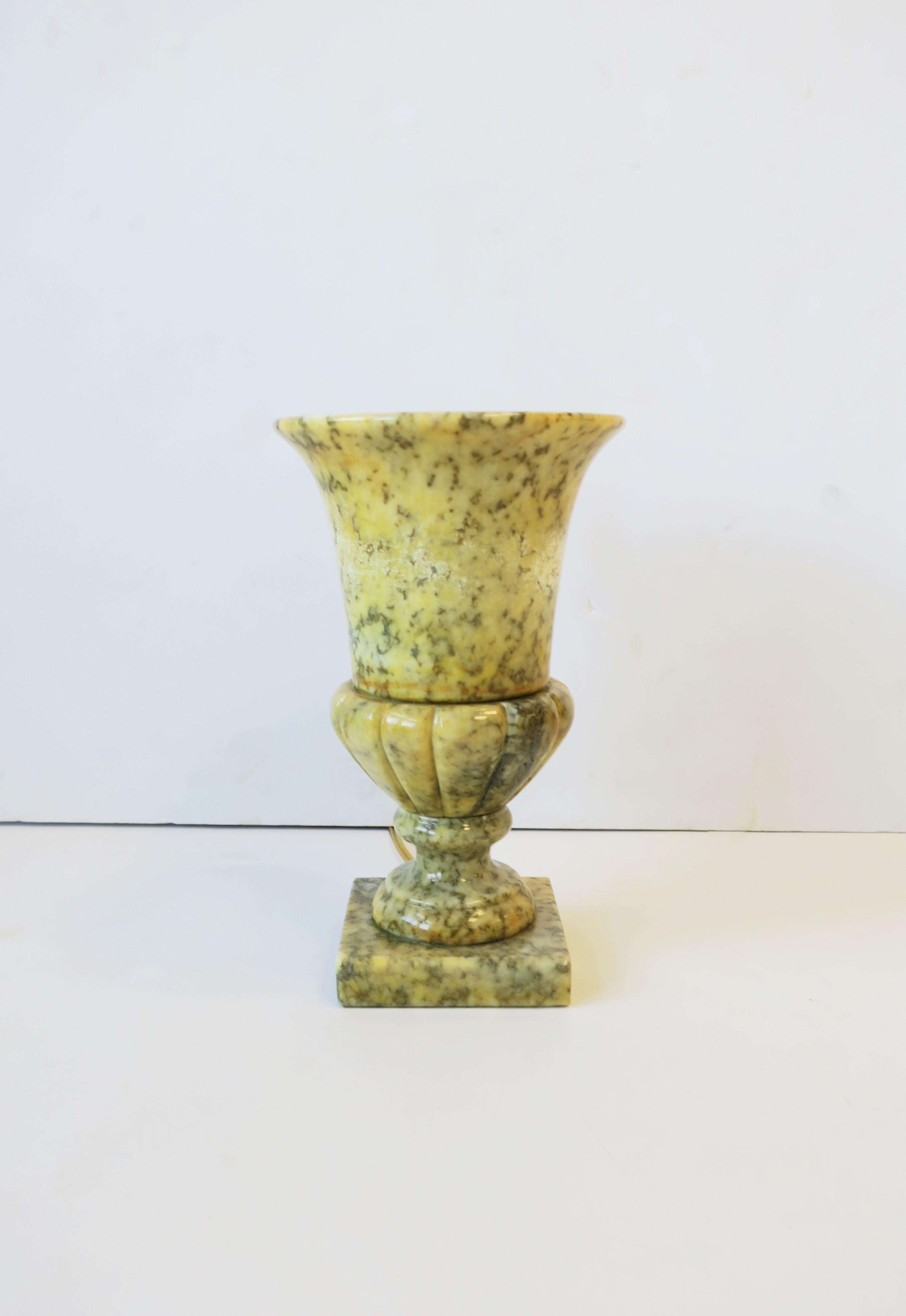 Italienische neoklassische Urne Alabaster Marmor Tischlampe, Mitte 20. im Angebot 4