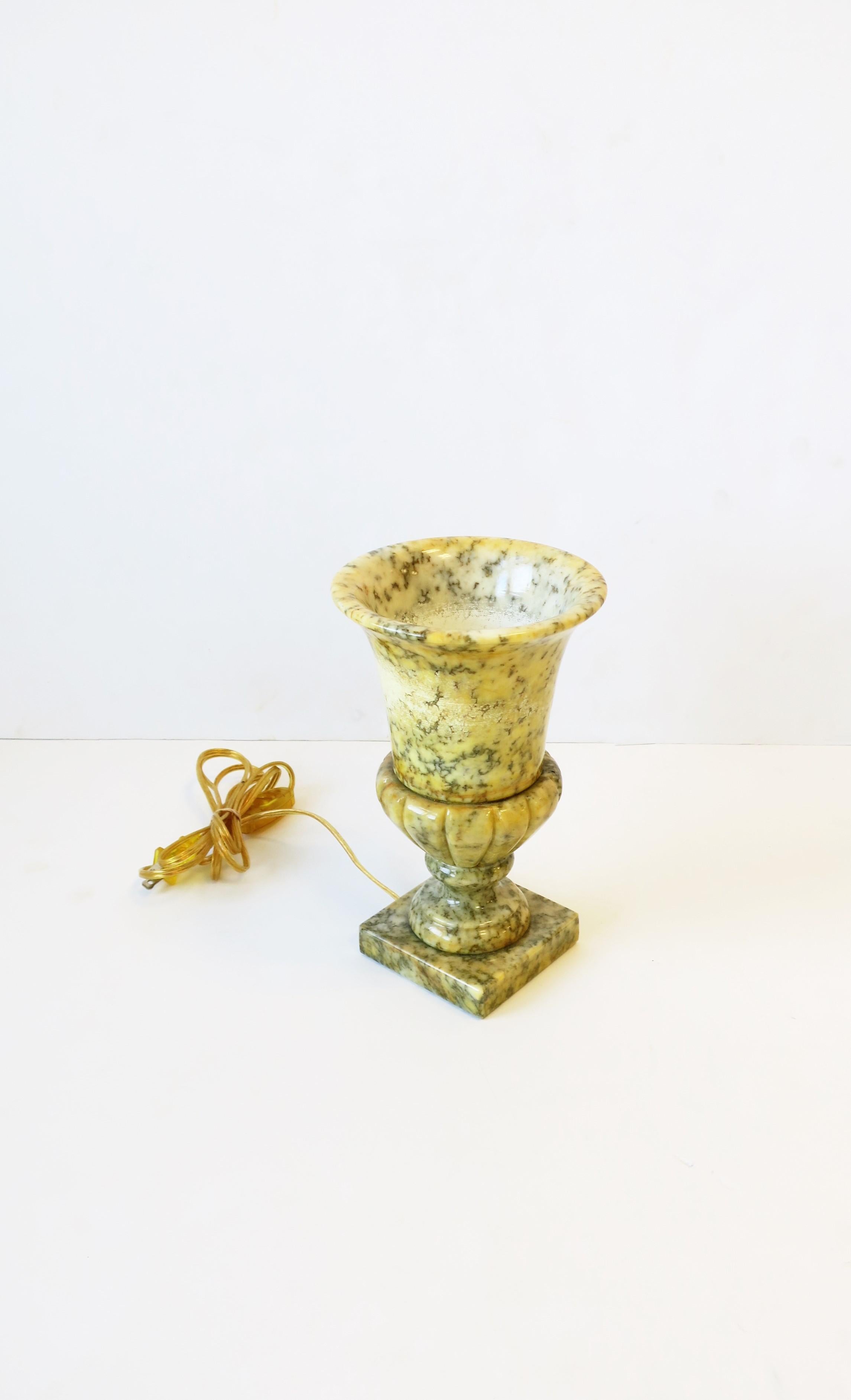 Italienische neoklassische Urne Alabaster Marmor Tischlampe, Mitte 20. im Angebot 5