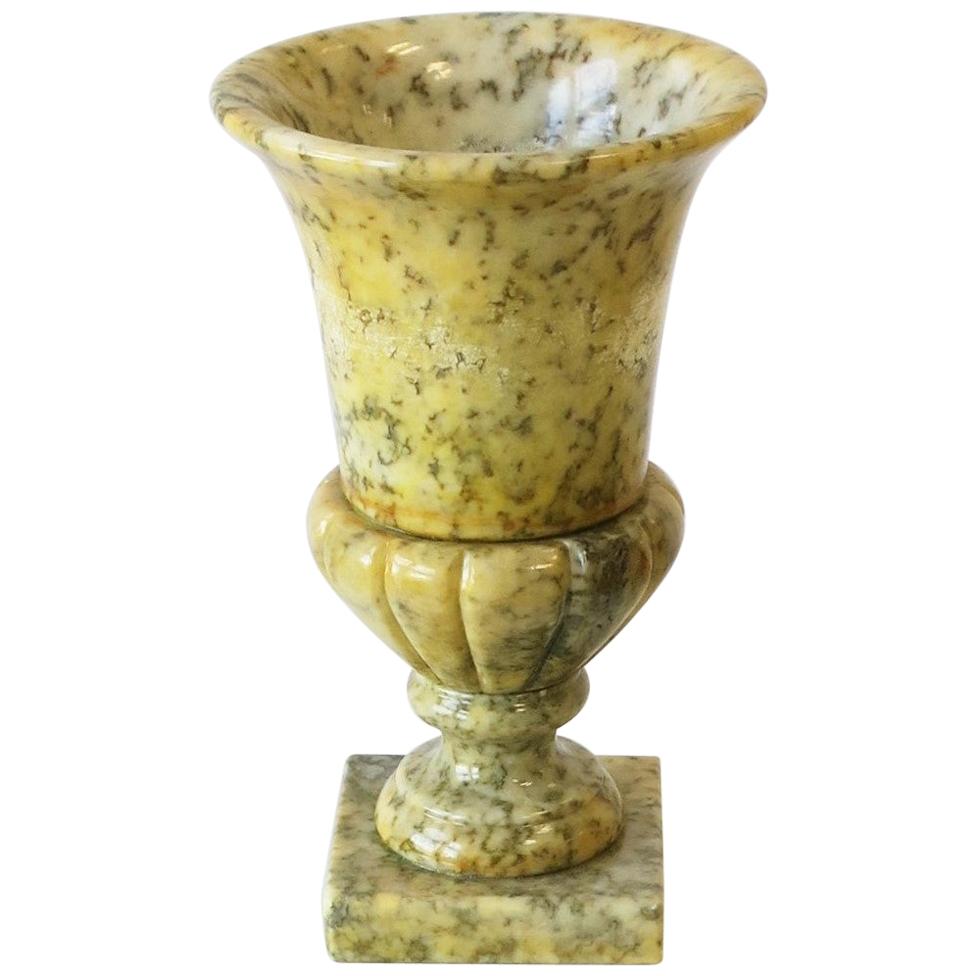 Lampe de table néoclassique italienne en forme d'urne en marbre d'albâtre, milieu du 20e siècle