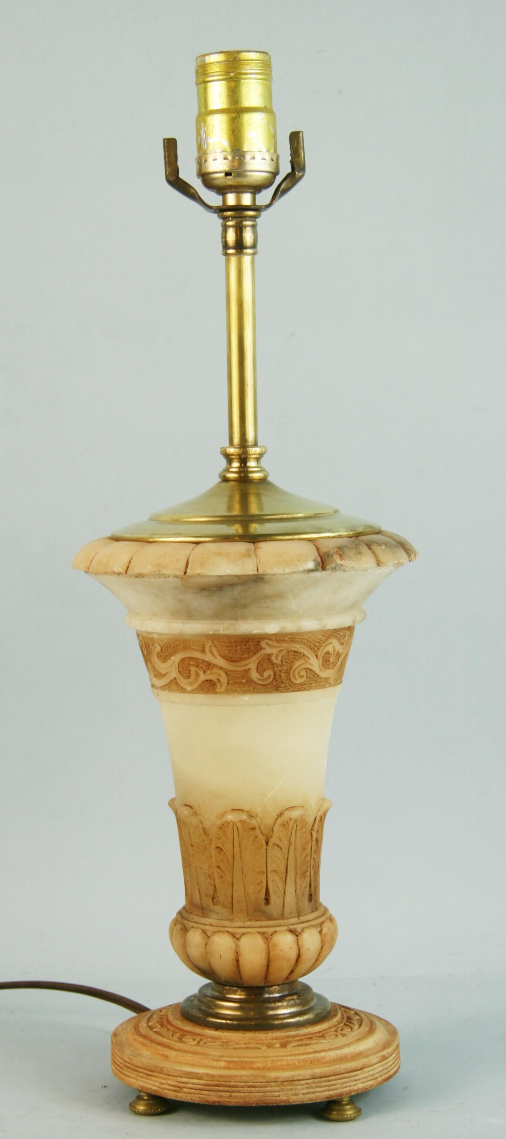 3-750 Lampe italienne en albâtre en forme d'urne 
Hauteur au sommet de l'urne 10
Hauteur au sommet de la prise de courant 18