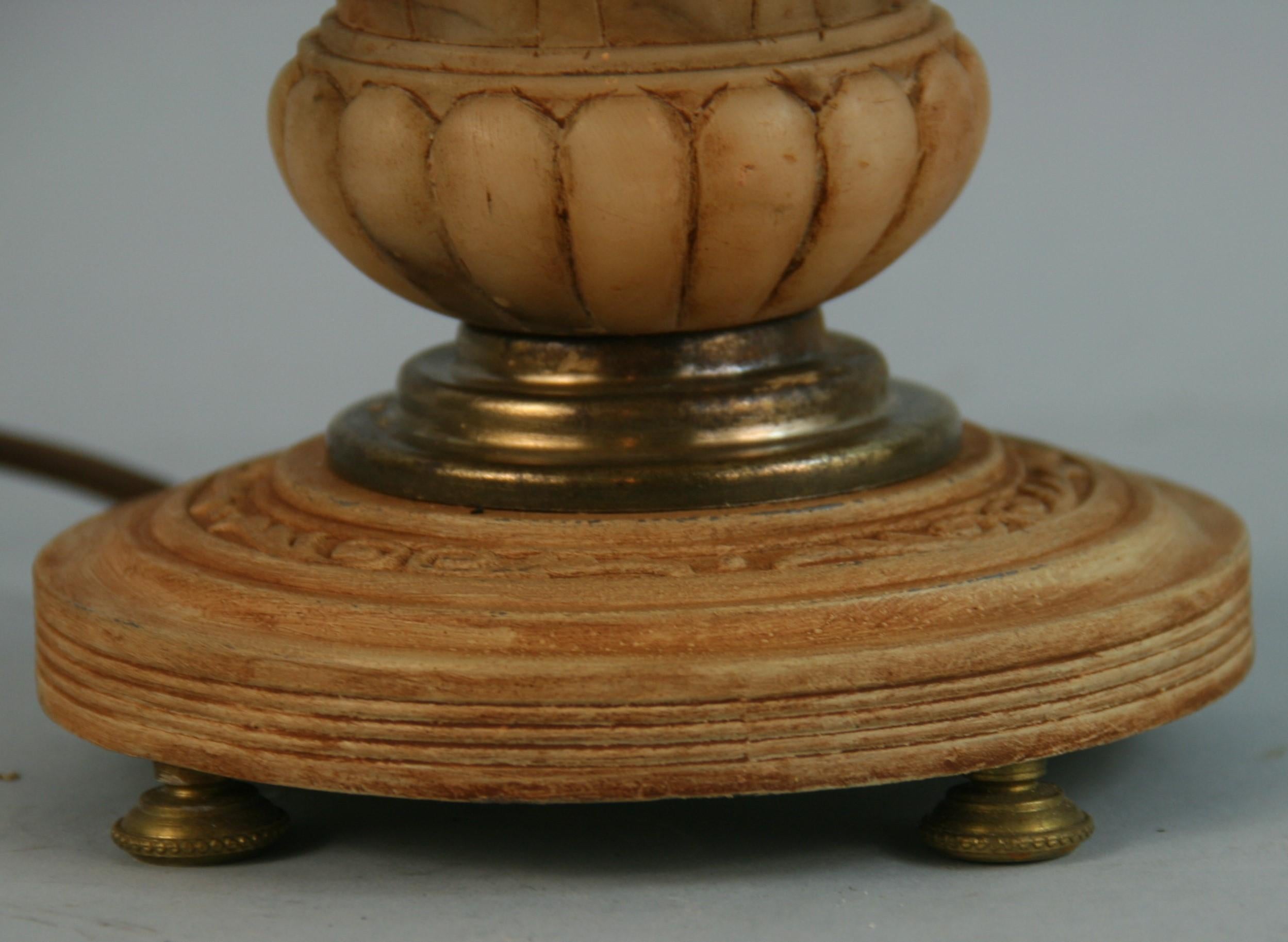 Lampe italienne en forme d'urne sculptée à la main en albâtre, années 1940 en vente 1