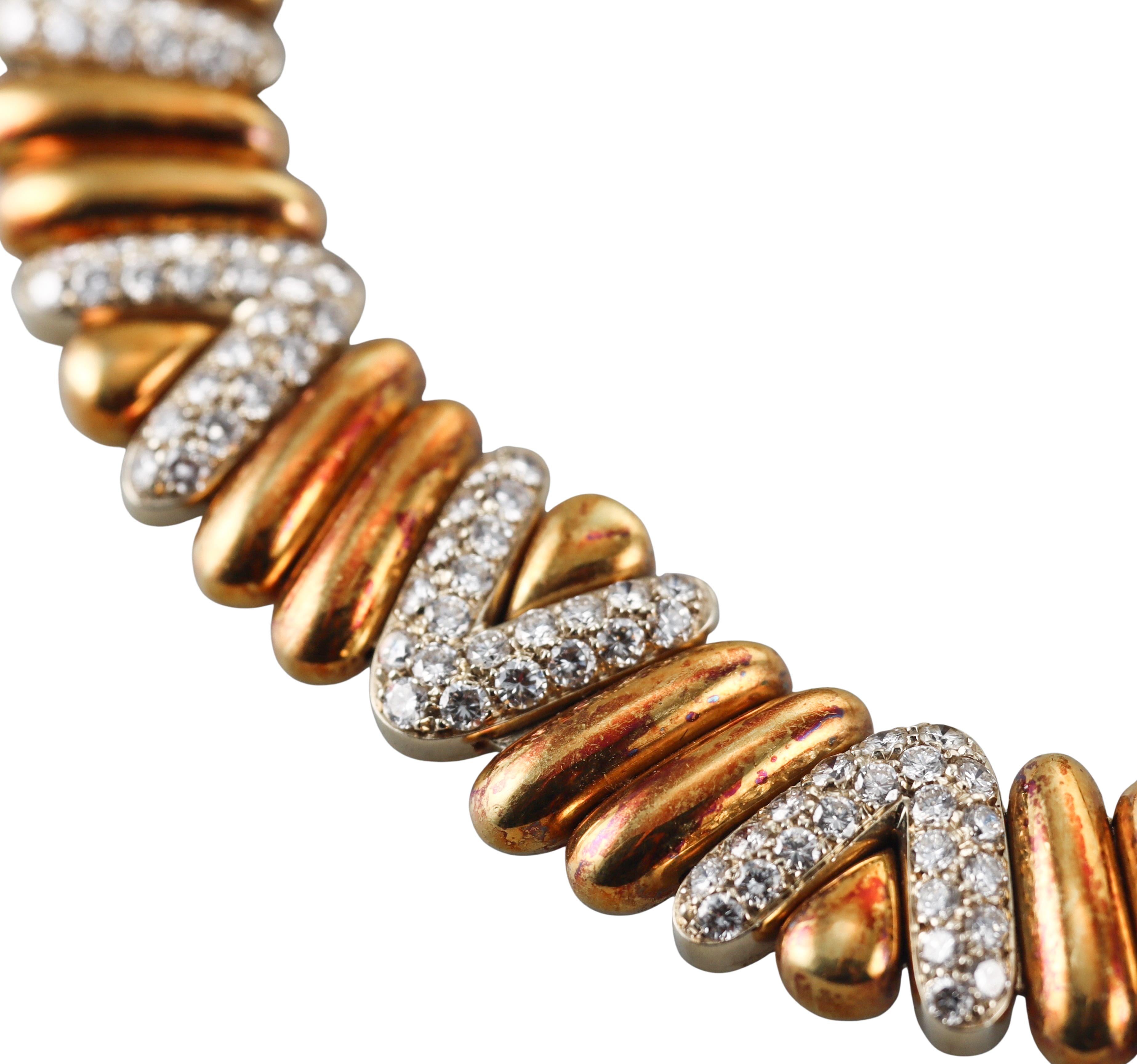 Collier en or jaune 18 carats de fabrication italienne, composé de maillons en forme de V, avec une belle patine naturelle. Le collier est orné de  dix diamants V links - total des diamants environ 11 carats GH/VS. Le collier mesure 16