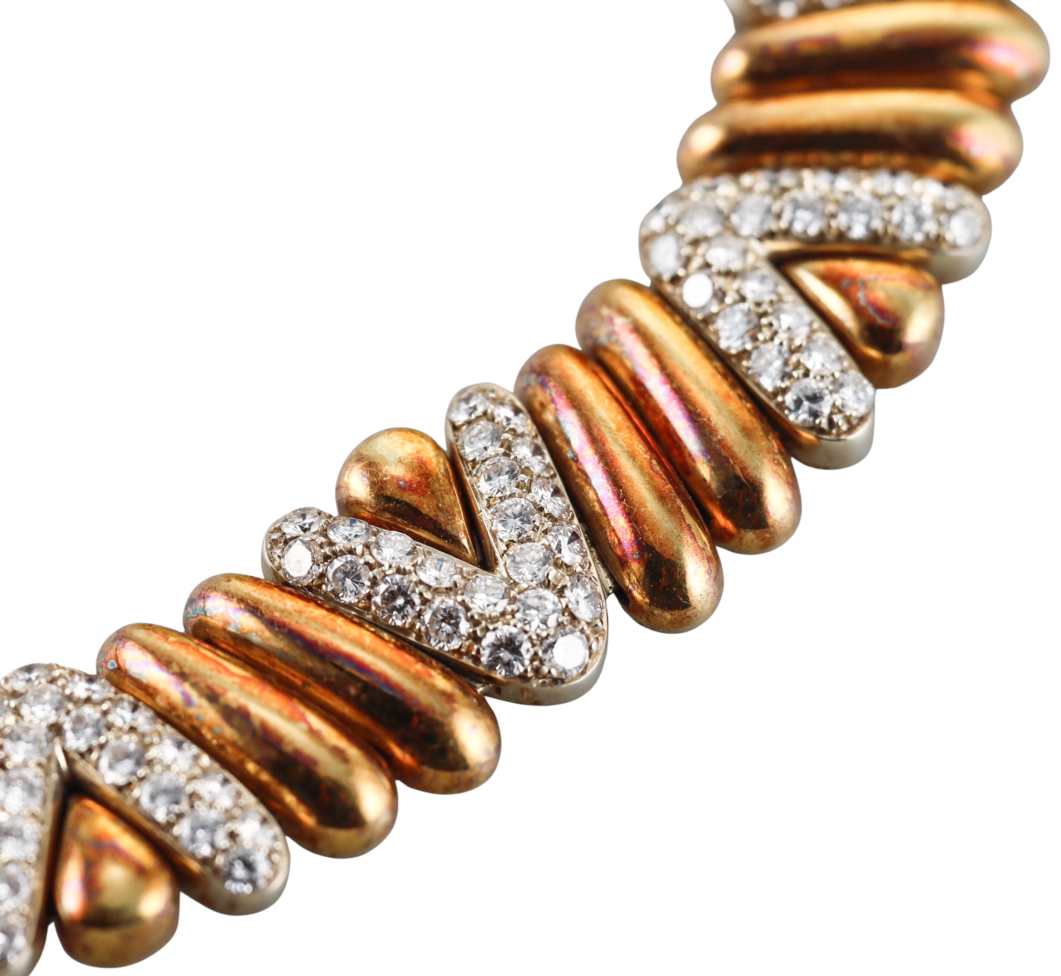 Taille ronde Collier en or jaune avec diamants et motif V italien en vente
