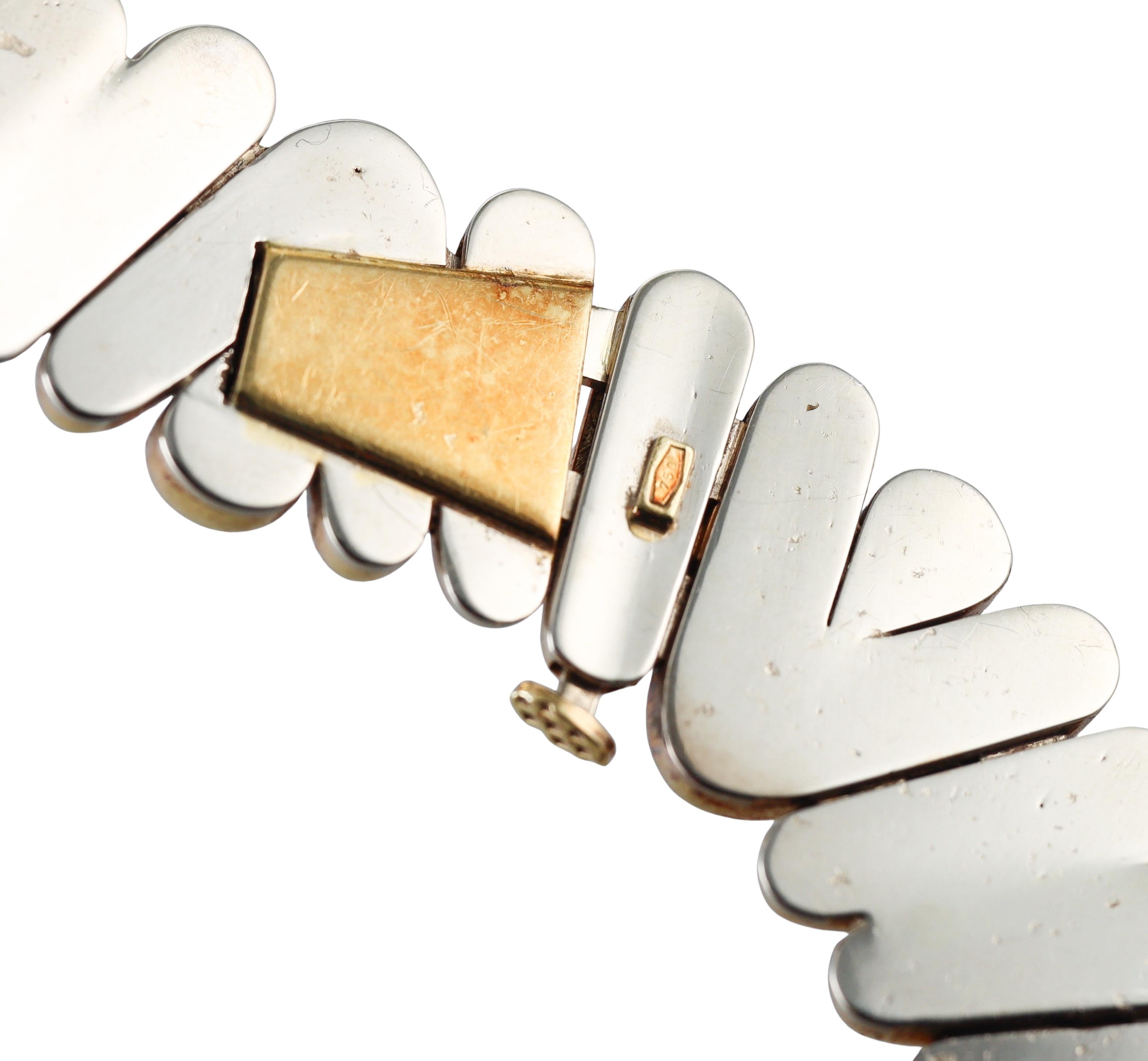 Collier en or jaune avec diamants et motif V italien Pour femmes en vente