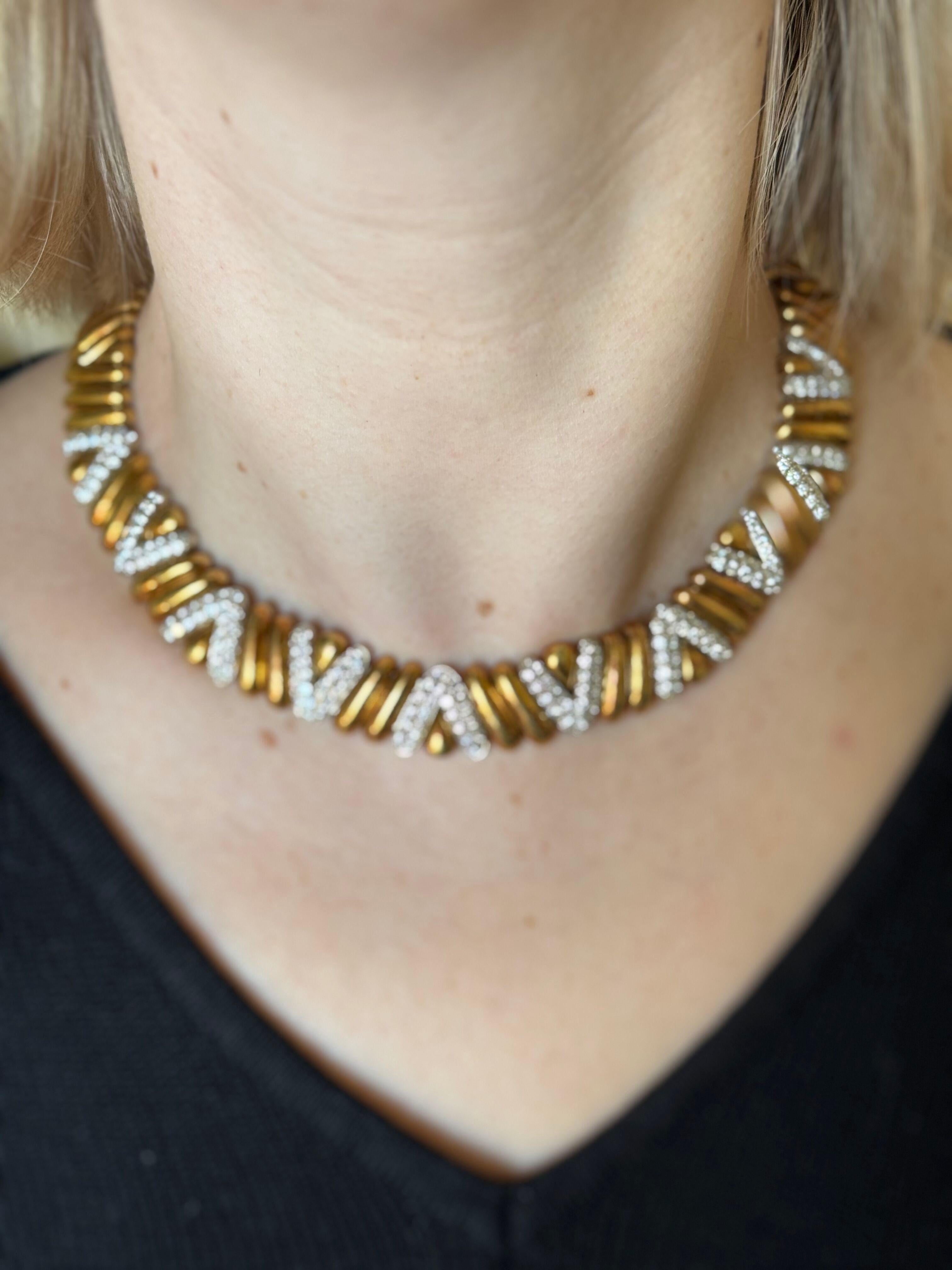 Collier en or jaune avec diamants et motif V italien en vente 1