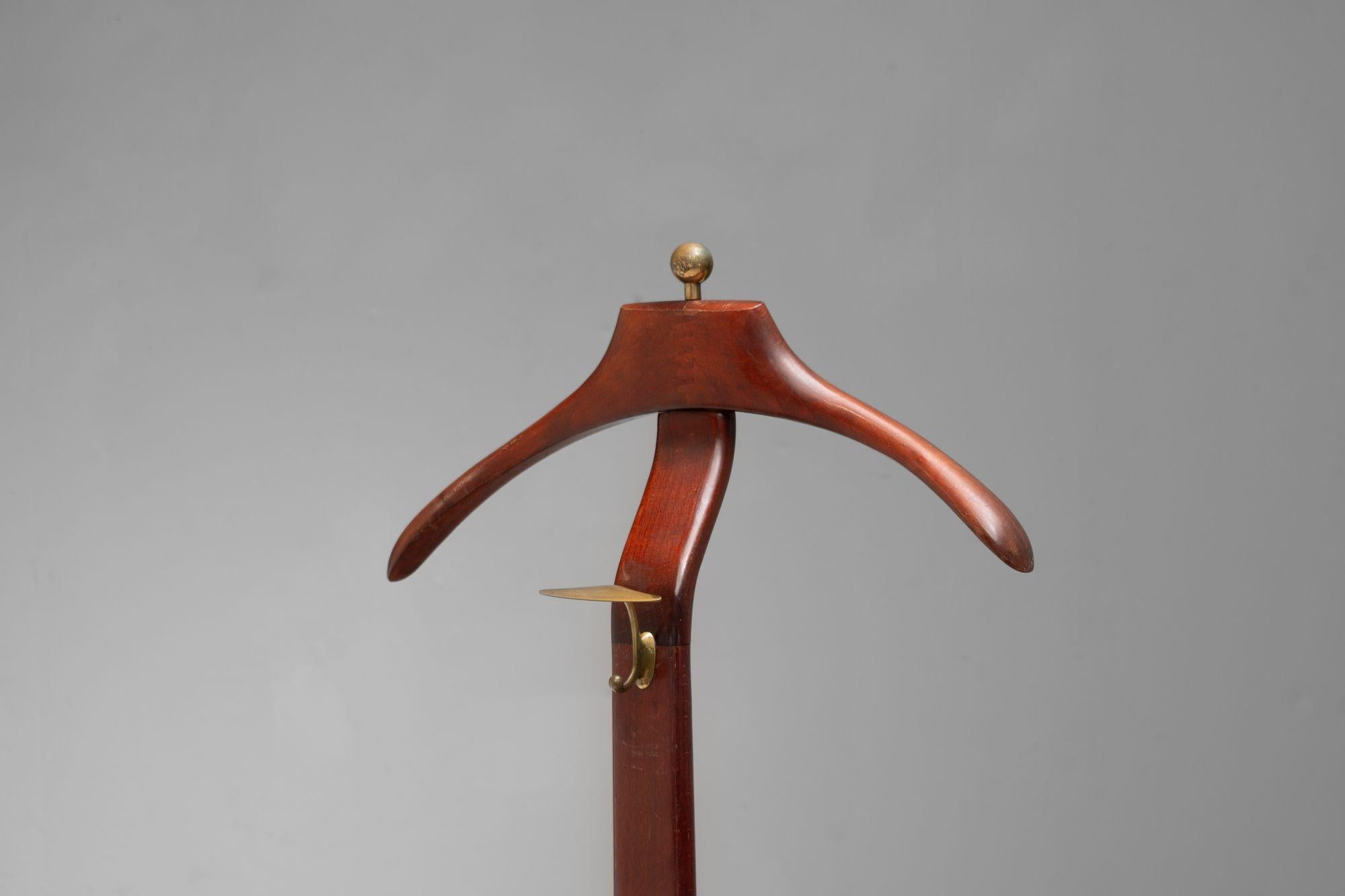 Stained beech articulated Italian clothes valet by Ico Parisi for Fratelli Reguitti. Italy circa 1950.

H 145cm x W 45cm x D 40cm

Please be in touch for an accurate shipping quote.