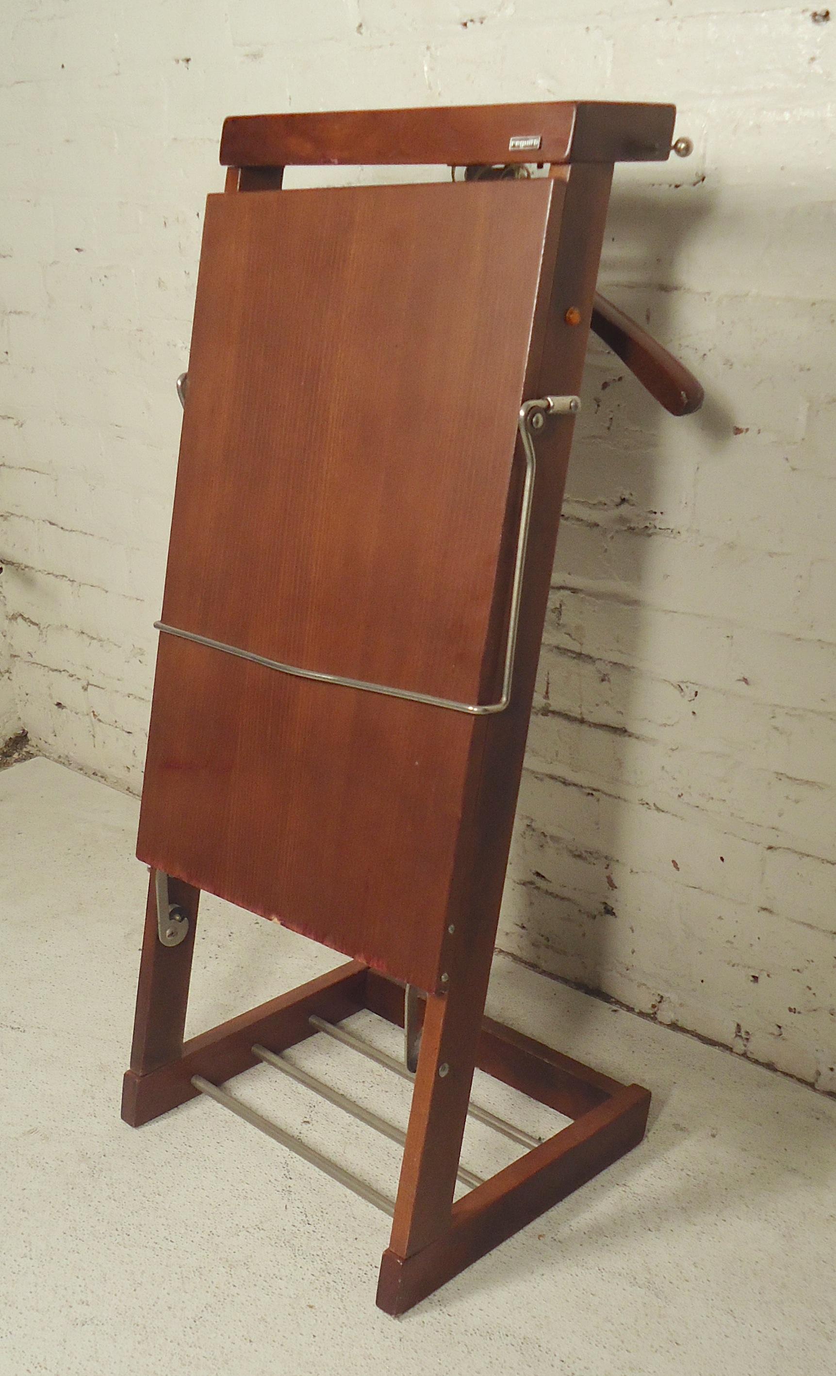 Mid-Century Modern valet with fold out pants press. Top side cuff link holders and removable hanger in back.

(Please confirm item location, NY or NJ, with dealer).
 