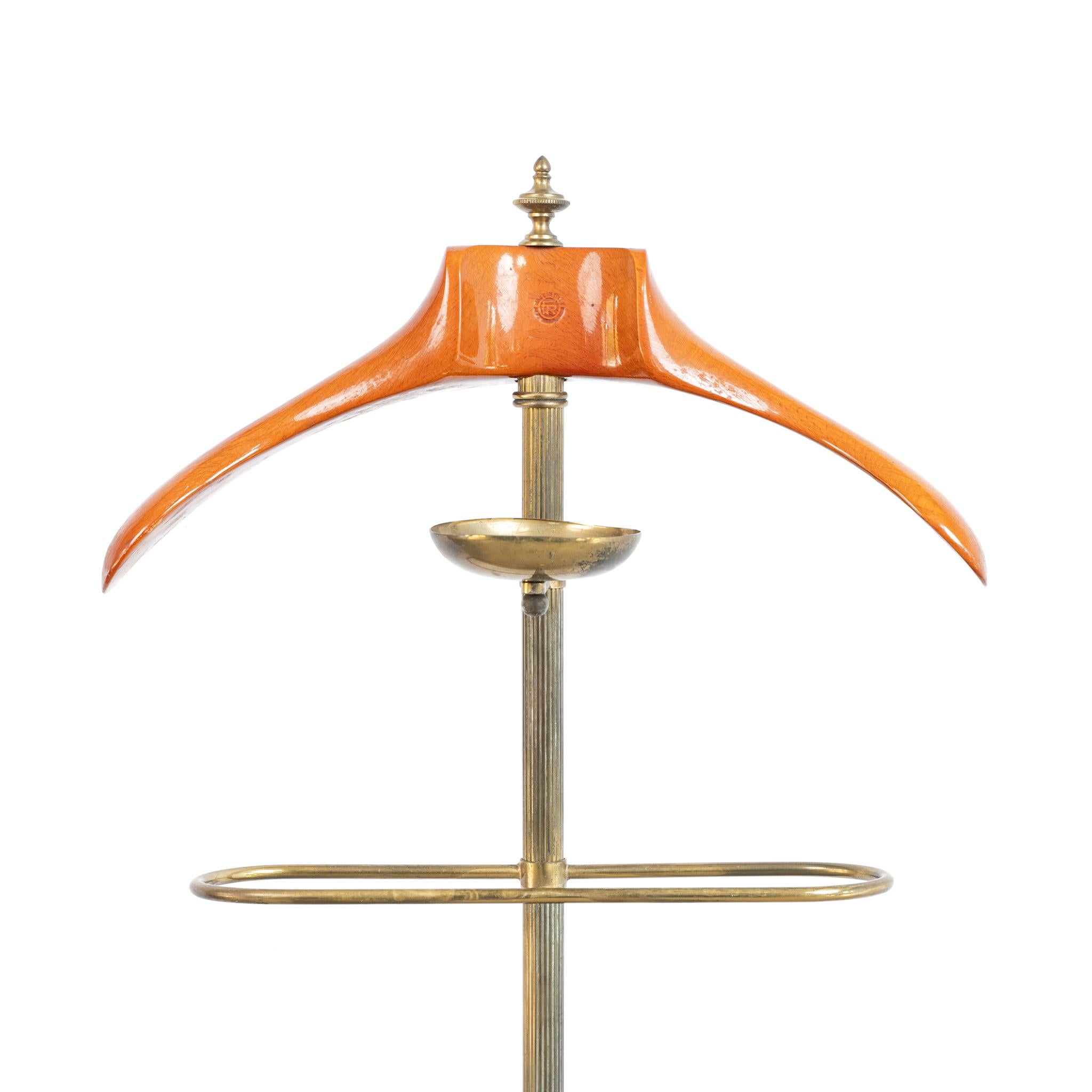 A super stylish brass Valet Stand made by Ico Parisi for Fratelli Reguitti.
Realy useful piece for the dressing room.

Italy, circa 1960.

Height -132 cm
Width - 46 cm
Depth - 6 cm
Please message if any further info or photos are