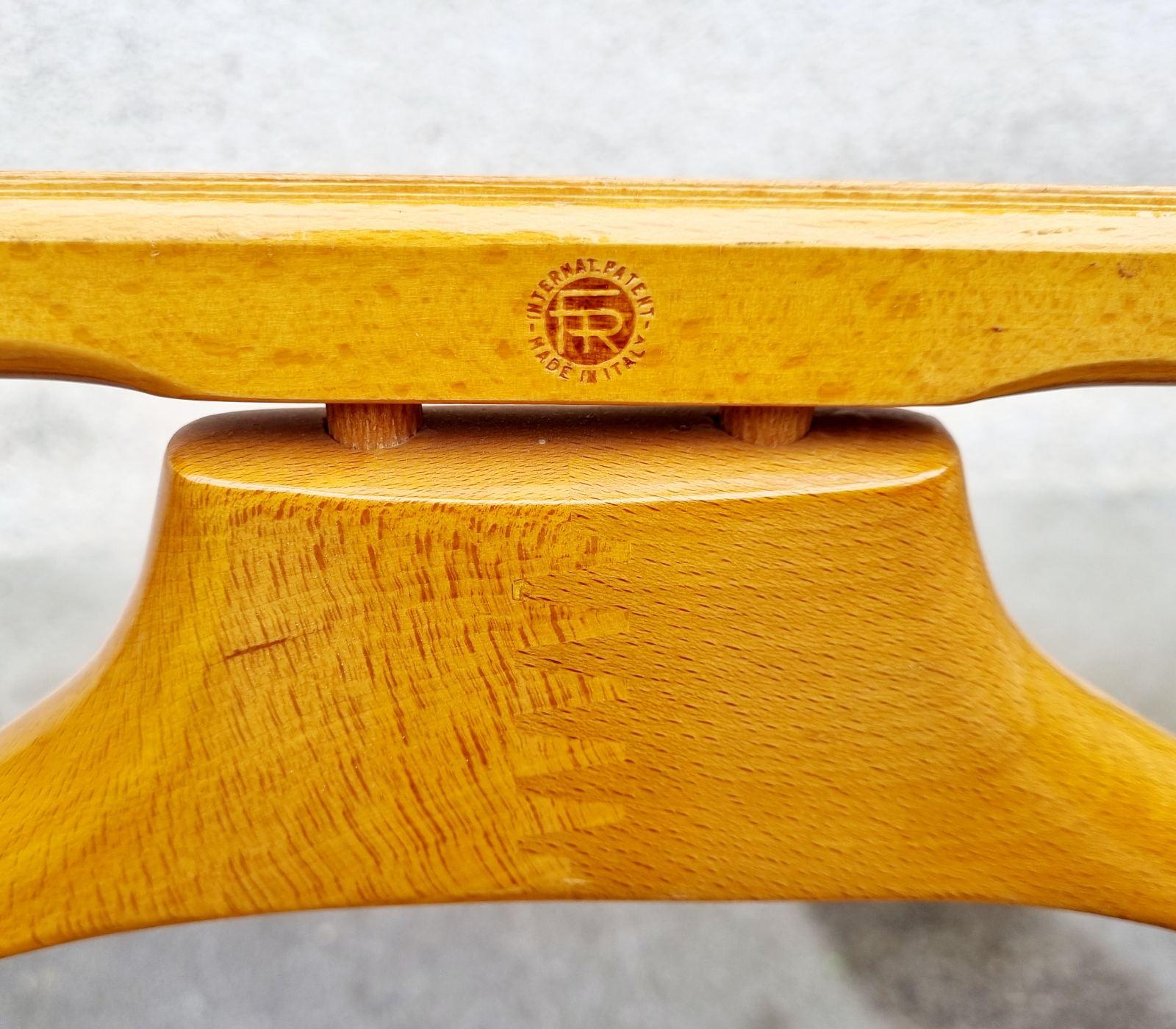 Il portavalori personale italiano del Mid-Century Modern è stato disegnato da Ico Parisi negli anni '60.
Questo stand è in grado di contenere cappotto, camicia, cravatta, oggetti personali e scarpe. Il pezzo è squisitamente intagliato e lavorato a