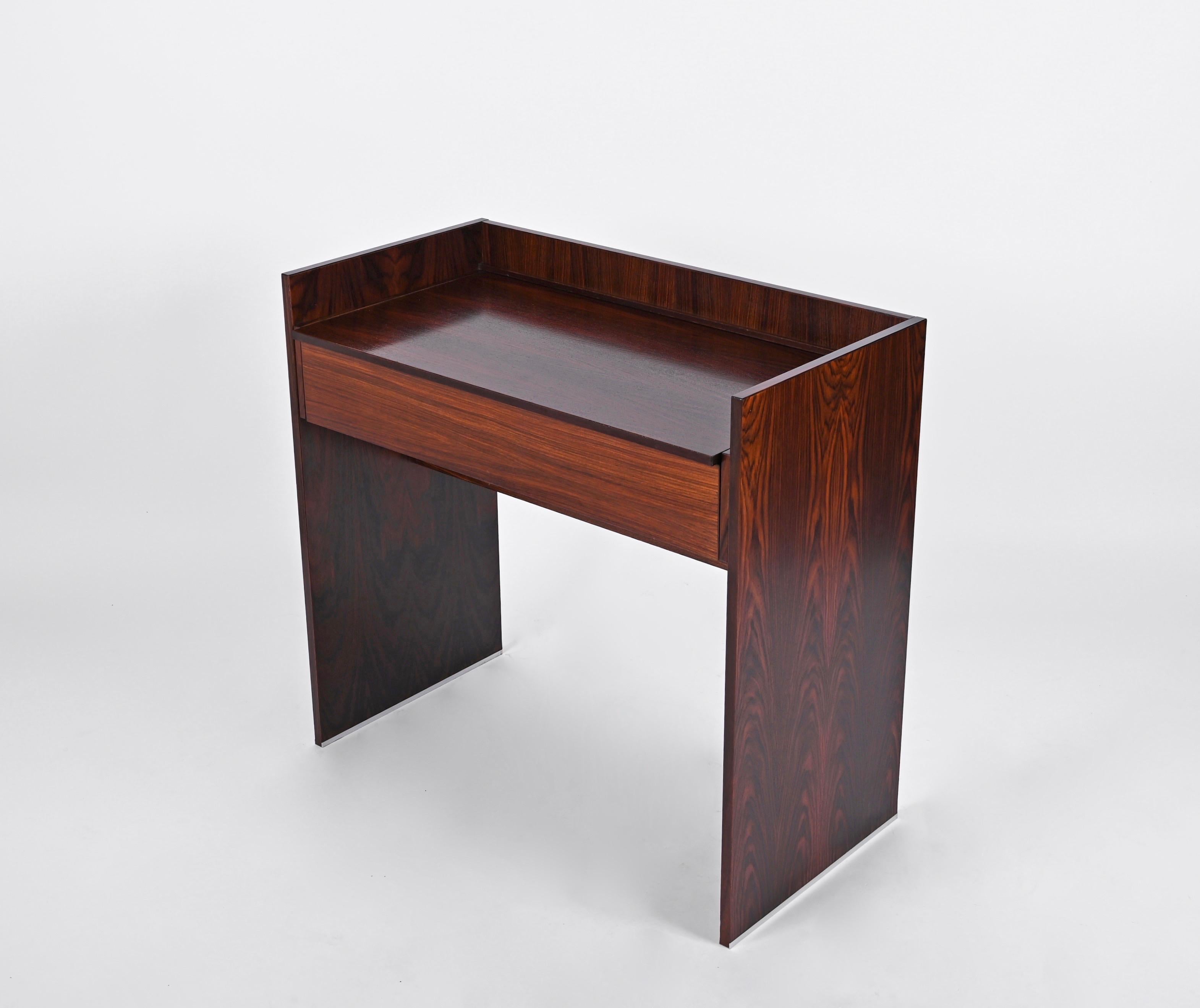 Fabulous Italian vanity table designed by Ico Parisi and produced by MiM in italy in the 1960s.

The quality of the wood used by MiM on this piece is outstanding and the simple straight lines drew enhance the class of this gorgeous vanity desk. This