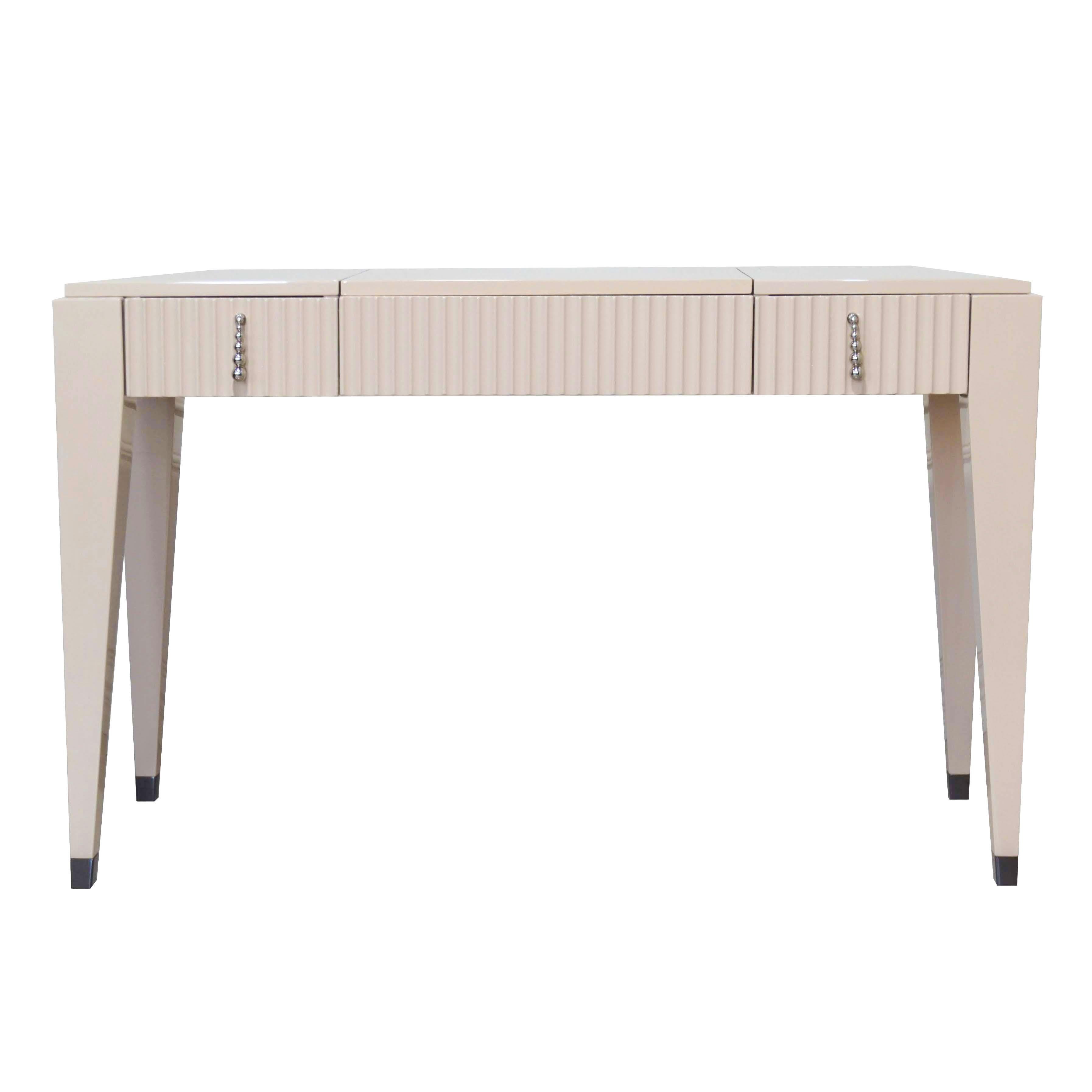 A delightful accent piece to complement refined modern bedrooms, this vanity table couples sleekness and luxury. Easily transferable from the bedroom to the living room, where it can be used as a writing desk, this vanity merges functionality with
