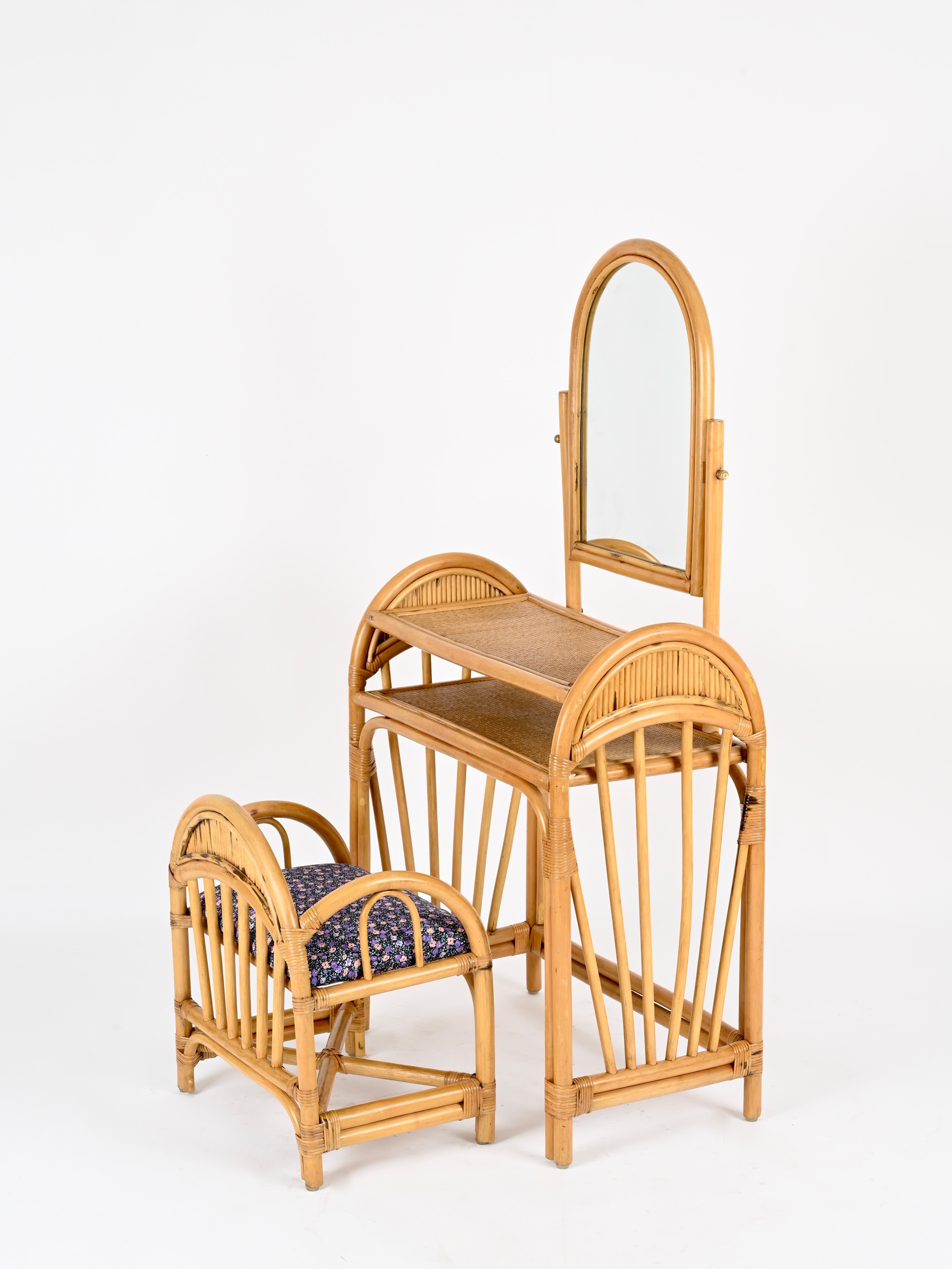 Maravillosa mesa de tocador de mediados de siglo con silla a juego de bambú, ratán y mimbre. Este elegante y exclusivo conjunto orgánico fue diseñado por Vivai del Sud y producido en Italia durante la década de 1970.

Totalmente original y en