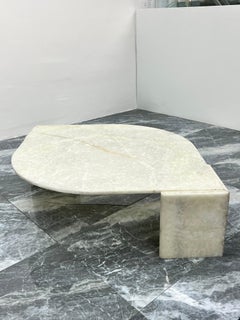 Table basse italienne en marbre onyx bigarré en forme de goutte d'eau, 1970