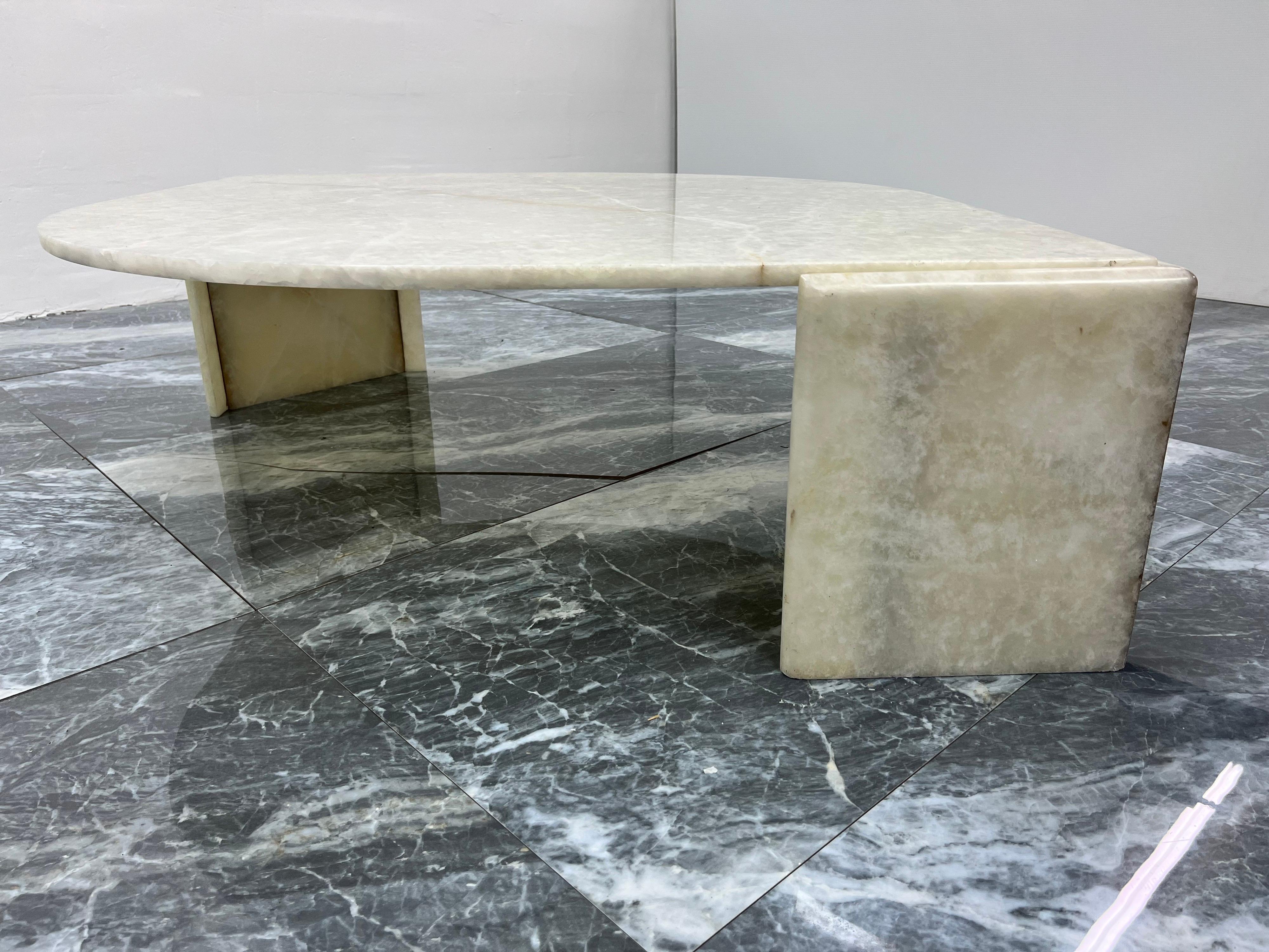 Italian Variegated Onyx Marble Teardrop Coffee Table, 1970s In Good Condition For Sale In Miami, FL