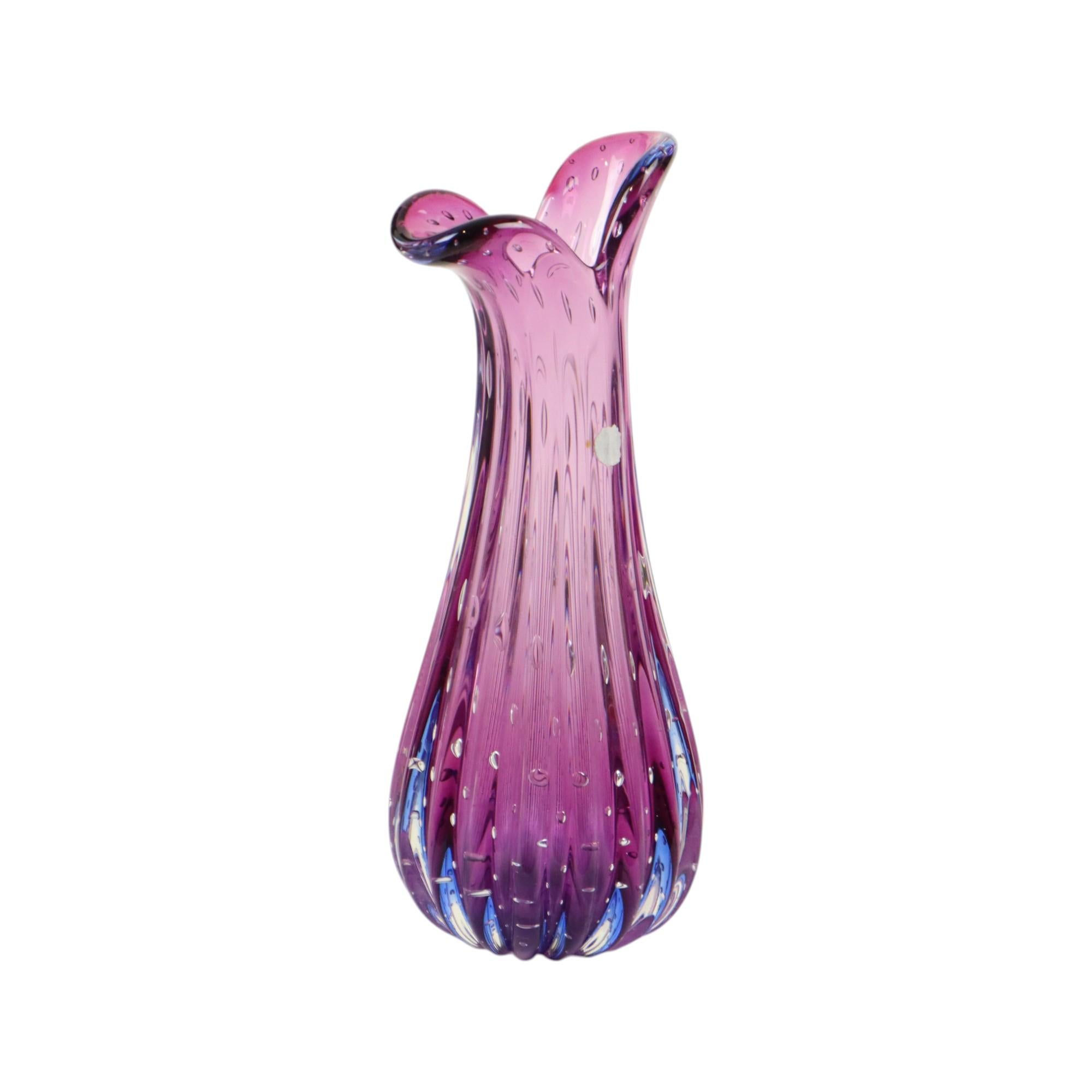Jarrón italiano vintage hecho a mano con bonito diseño, Murano bullicante de cristal de color morado y azul, objeto de arte de cristal de los años 60-70, antiguos restos de la pegatina de Murano.

El 