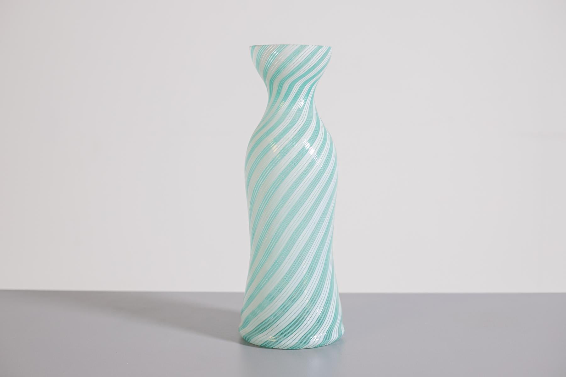 Vase von Dino Martens für Barovier&Toso, 1954. Die Vase ist in der Technik der halben Filigranität gearbeitet. Die Vase von Dino Martens ist das Modell 6049, 1954 - Murano.
Die Farben der Vase sind weißes und blaues Murano-Glas.
Ausgezeichneter