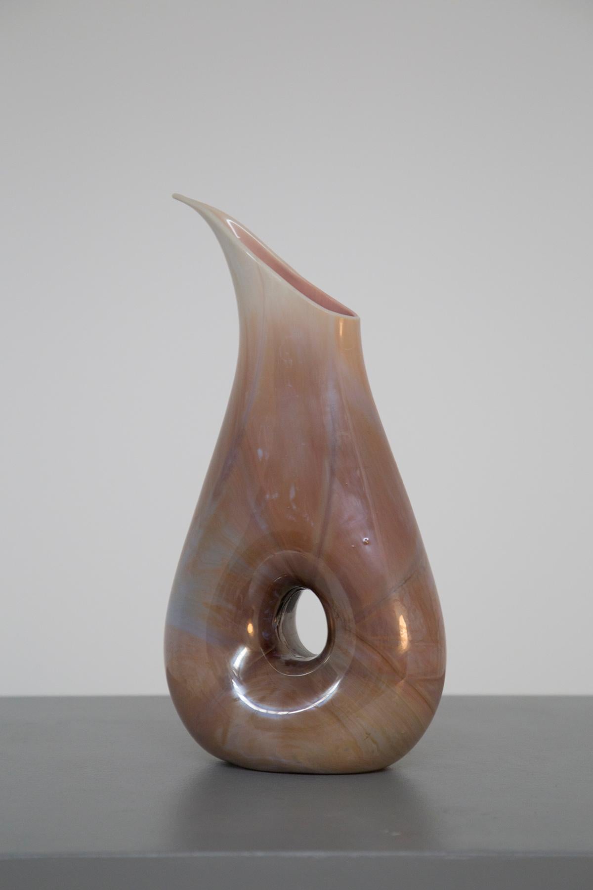 Magnificent chalcedony glass vase of the Aureliano Toso manufacture attributed to Dino Martens of the 1950s. The vase is made of a magnificent chalcedony glass where it presents several veins. Its colors are mixed tea brown and cobalt blue up to