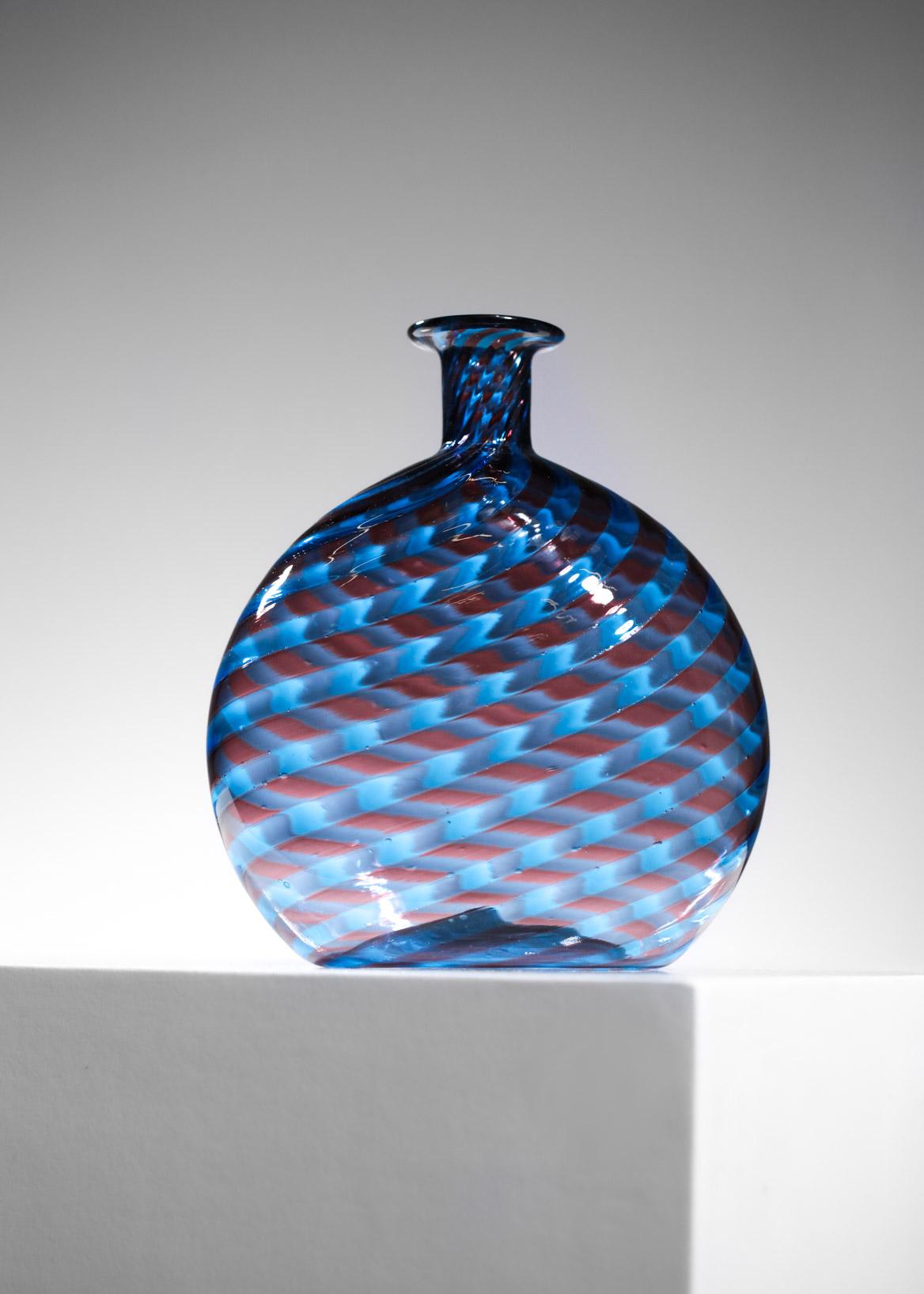 Sehr schöne Vase aus geblasenem Glas aus Murano aus den 60er Jahren. Handgefertigt (Spur des Stempels unter der Vase) mit sehr schönen blauen und roten Farben, die sich vermischen, um einen geometrischen und sehr dekorativen Aspekt der Vase zu