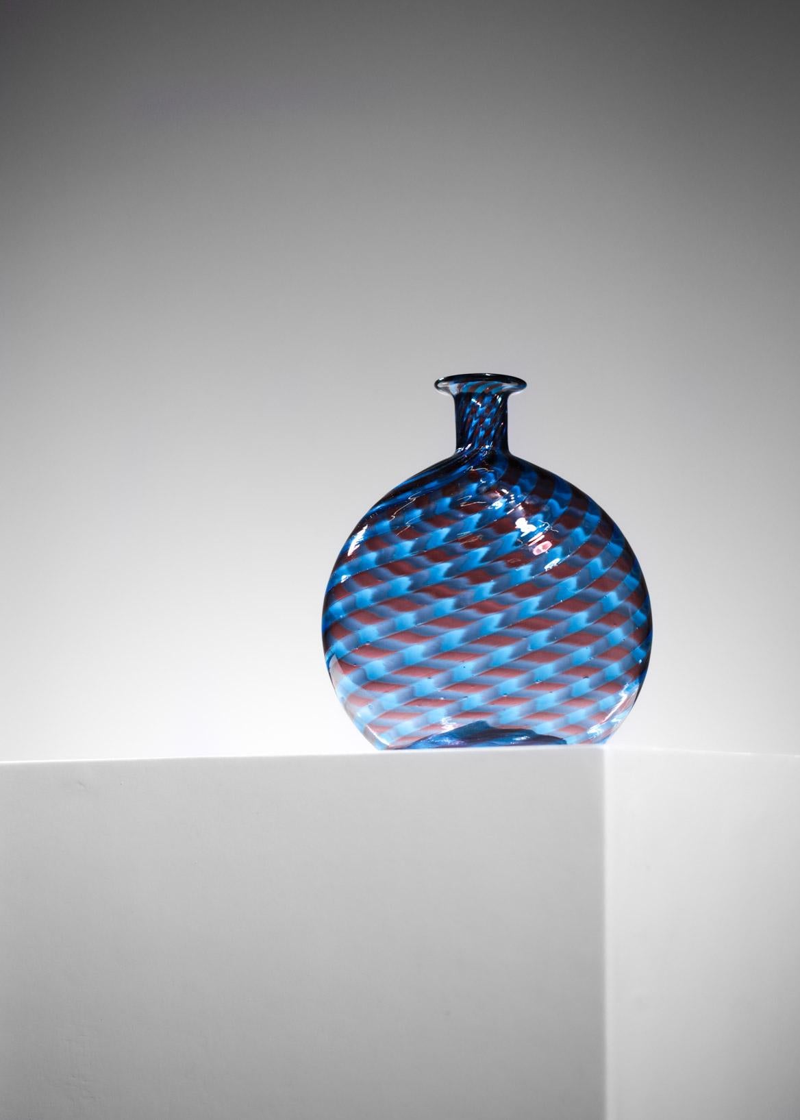 Italienische italienische Vase aus Muranoglas aus den 60er Jahren in Blau und Rot im Stil von Gio Ponti G221 (Moderne der Mitte des Jahrhunderts) im Angebot
