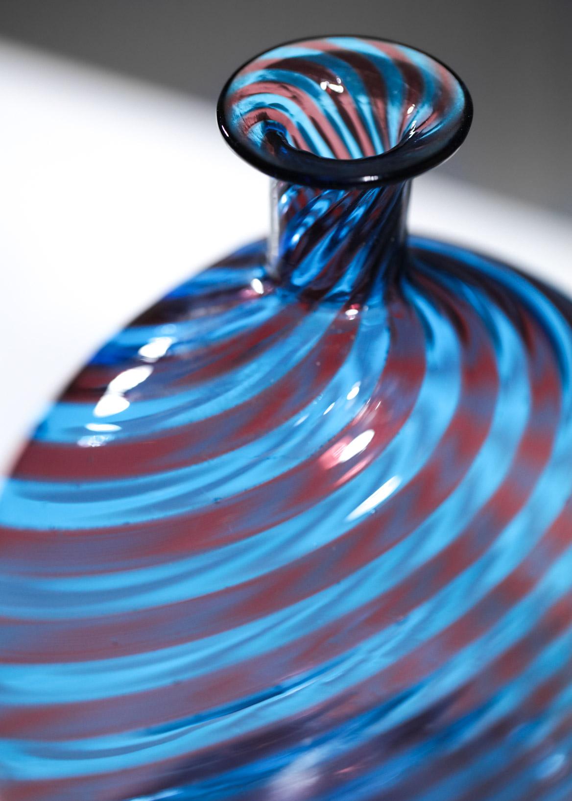 Italienische italienische Vase aus Muranoglas aus den 60er Jahren in Blau und Rot im Stil von Gio Ponti G221 (Handgefertigt) im Angebot