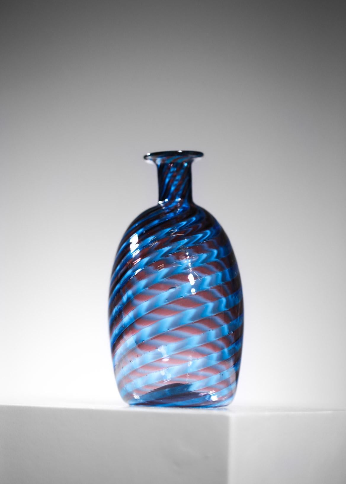 Italienische italienische Vase aus Muranoglas aus den 60er Jahren in Blau und Rot im Stil von Gio Ponti G221 (Mitte des 20. Jahrhunderts) im Angebot