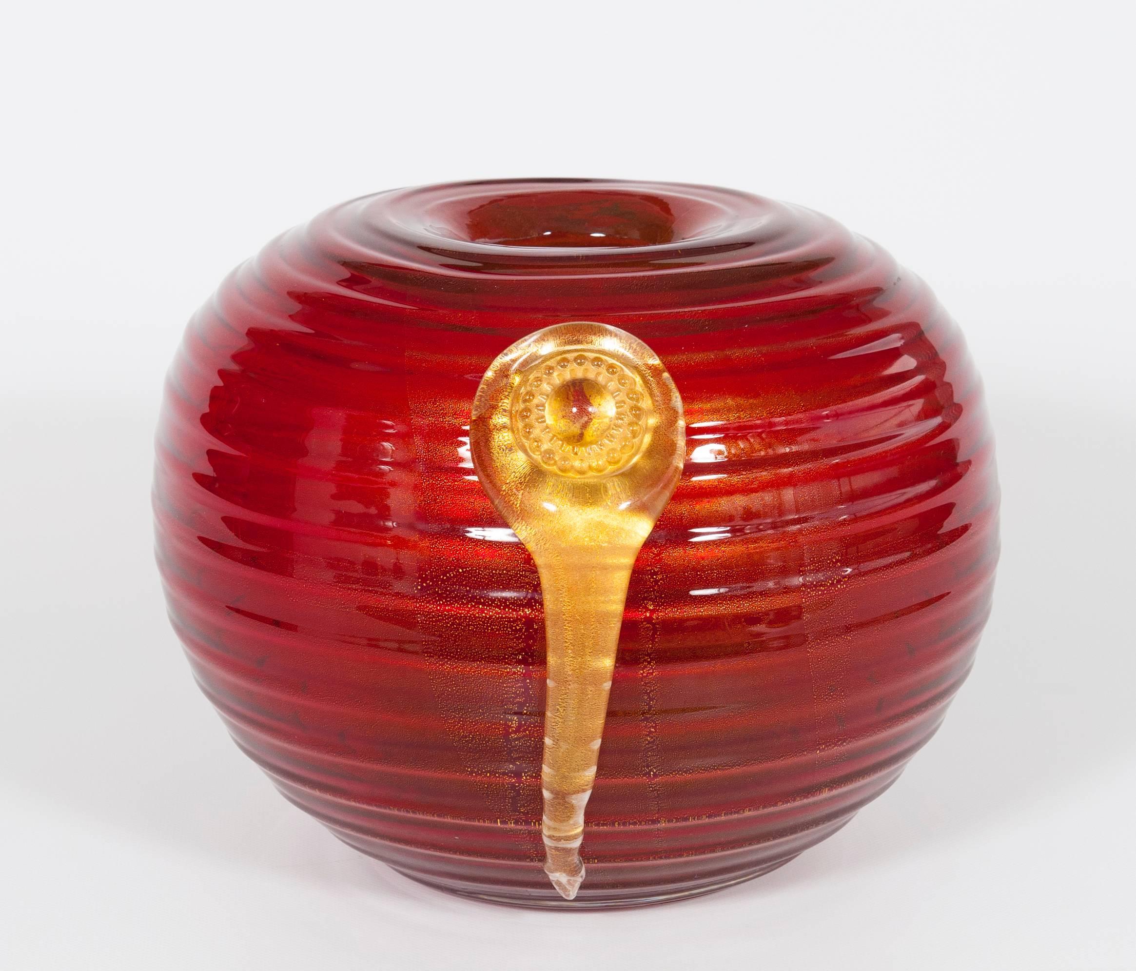 Massive Red and Gold Vase in Blown Murano Glass with gold leaves, 1980s Italy
This is a unique Murano Vase with a shape of a bowl, in red color with horizontals handcarved lines. This masterpiece is a massive due to its dimensions. The color is a