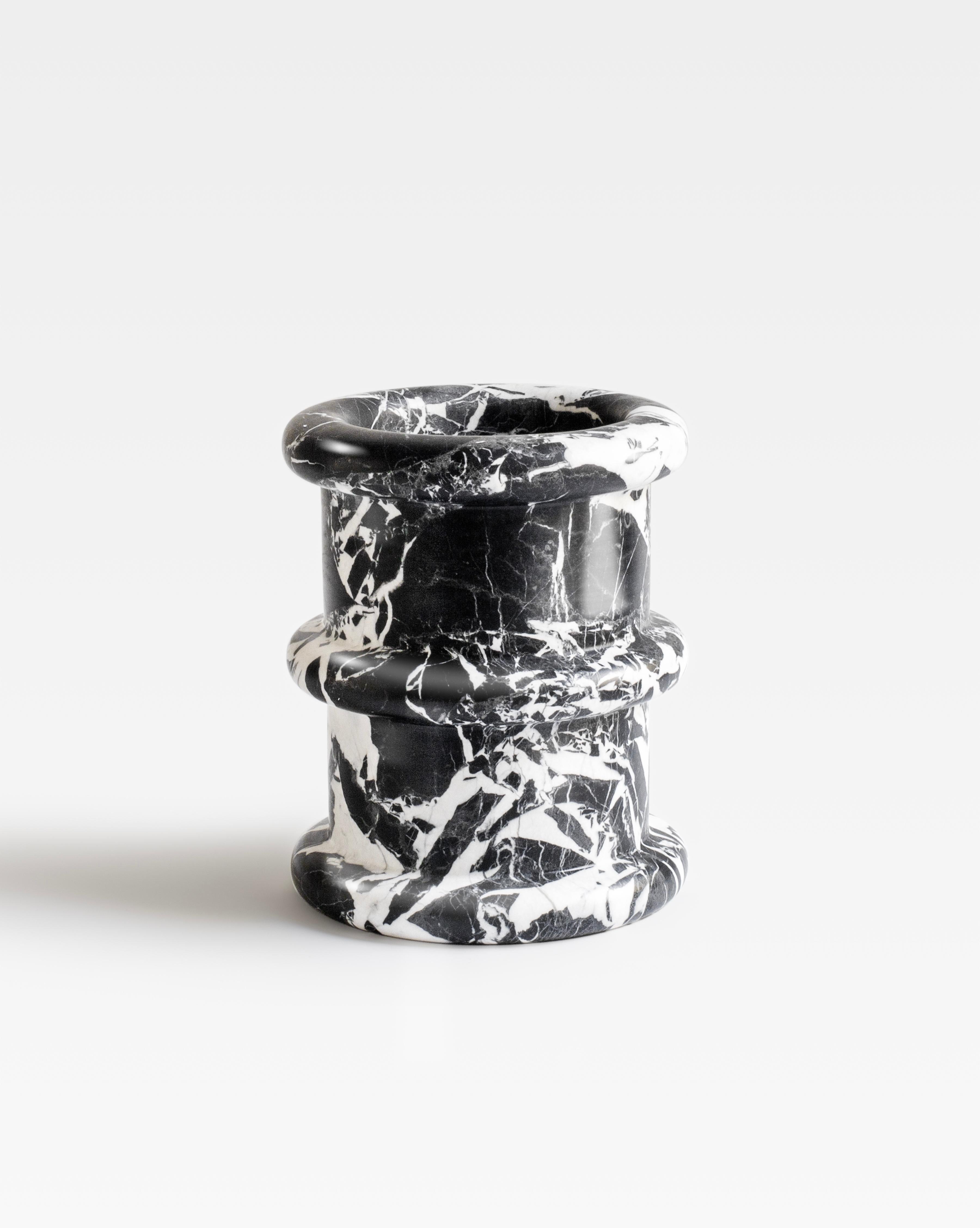 Italiano Vaso italiano in marmo naturale bianco e nero, edizione limitata di Sandro Lopez in vendita