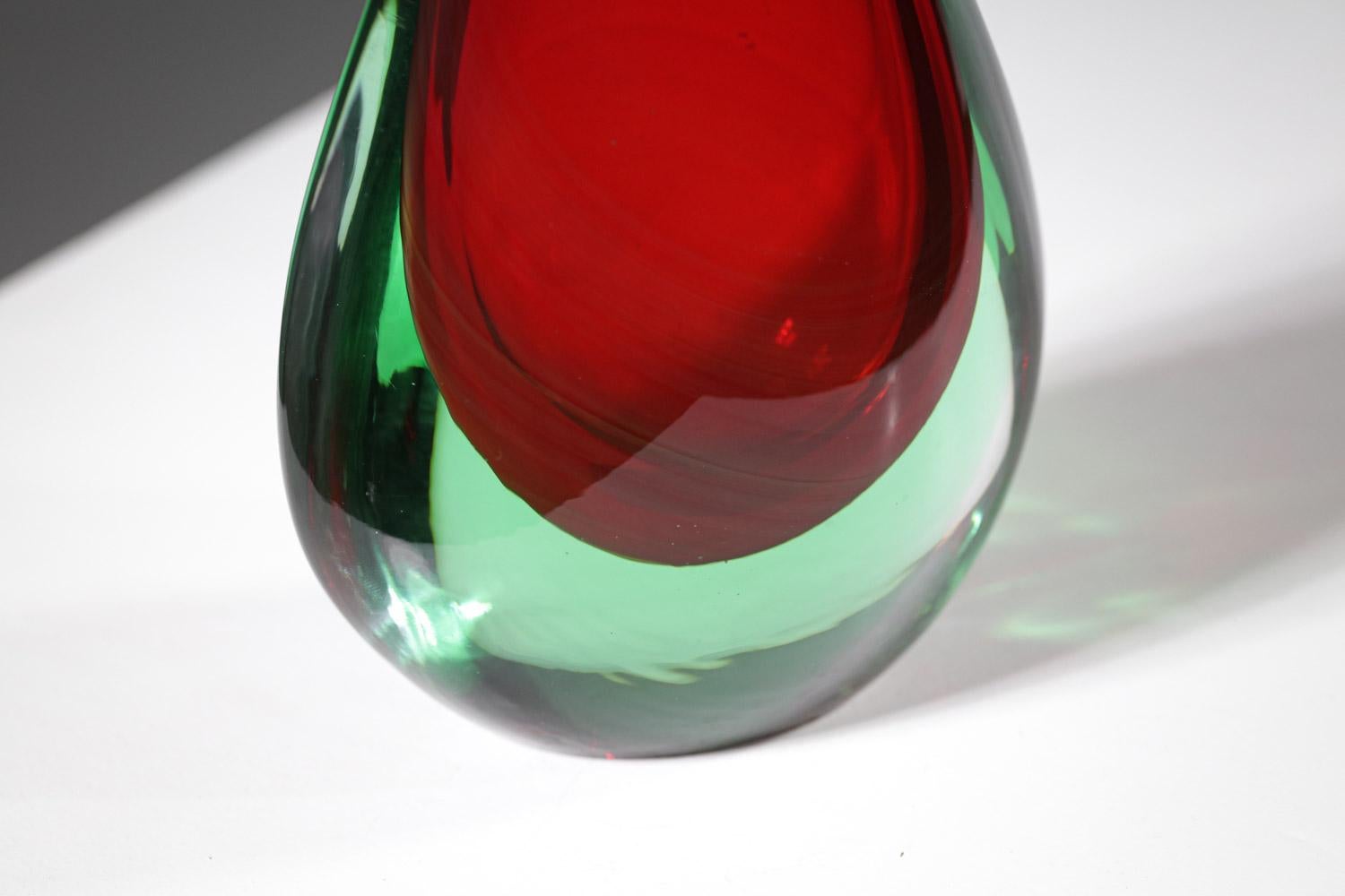 Mid-Century Modern Vase italien en verre rouge de Murano des années 60 en vente