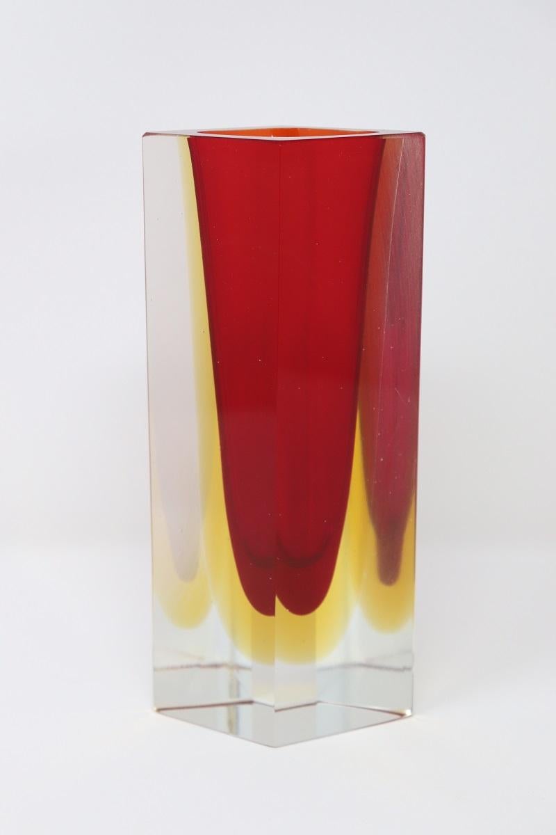 Ce vase artistique raffiné incarne à merveille l'essence de l'artisanat du verre de Murano des années 1970, avec la touche inimitable de Flavio Poli. Réputé pour son utilisation révolutionnaire de la technique du sommerso, Poli a créé cette pièce de
