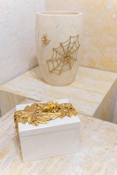 Italienische Vase aus Travertino Navona, Charlotte's Web von Giansanti Home