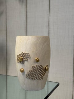 Jarrón italiano en Travertino Navona, "Miel" de Giansanti Home x Bernard Delletrez