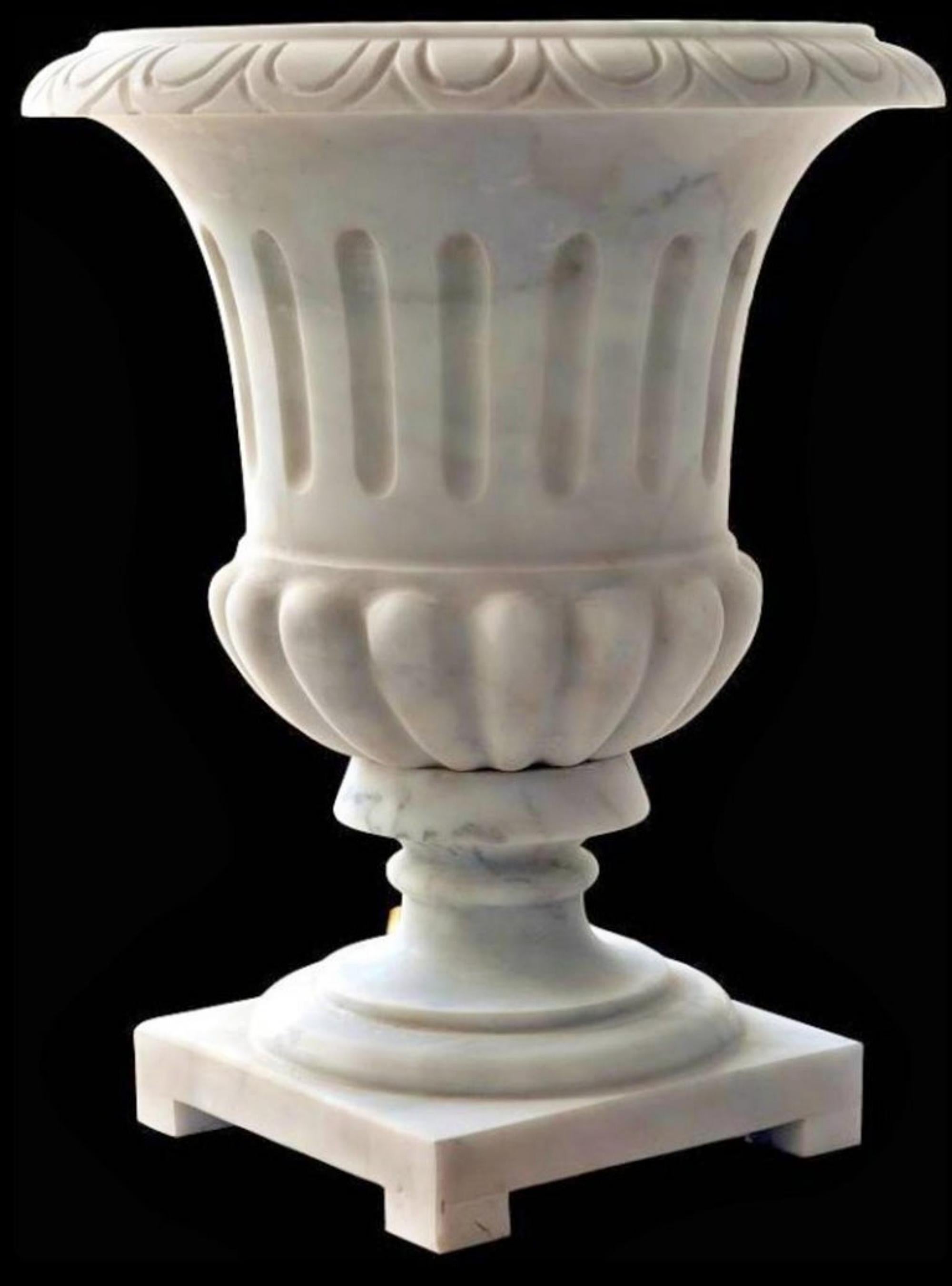 Vase in white Carrara marble early 20th century.
Italy
Handmade.
Measures: Height 50cm.
Weight 34kg.
Square base - side x side 30 x 30 cm.
Maximum diameter 40 cm.
Material white Carrara marble.
Very good condition.