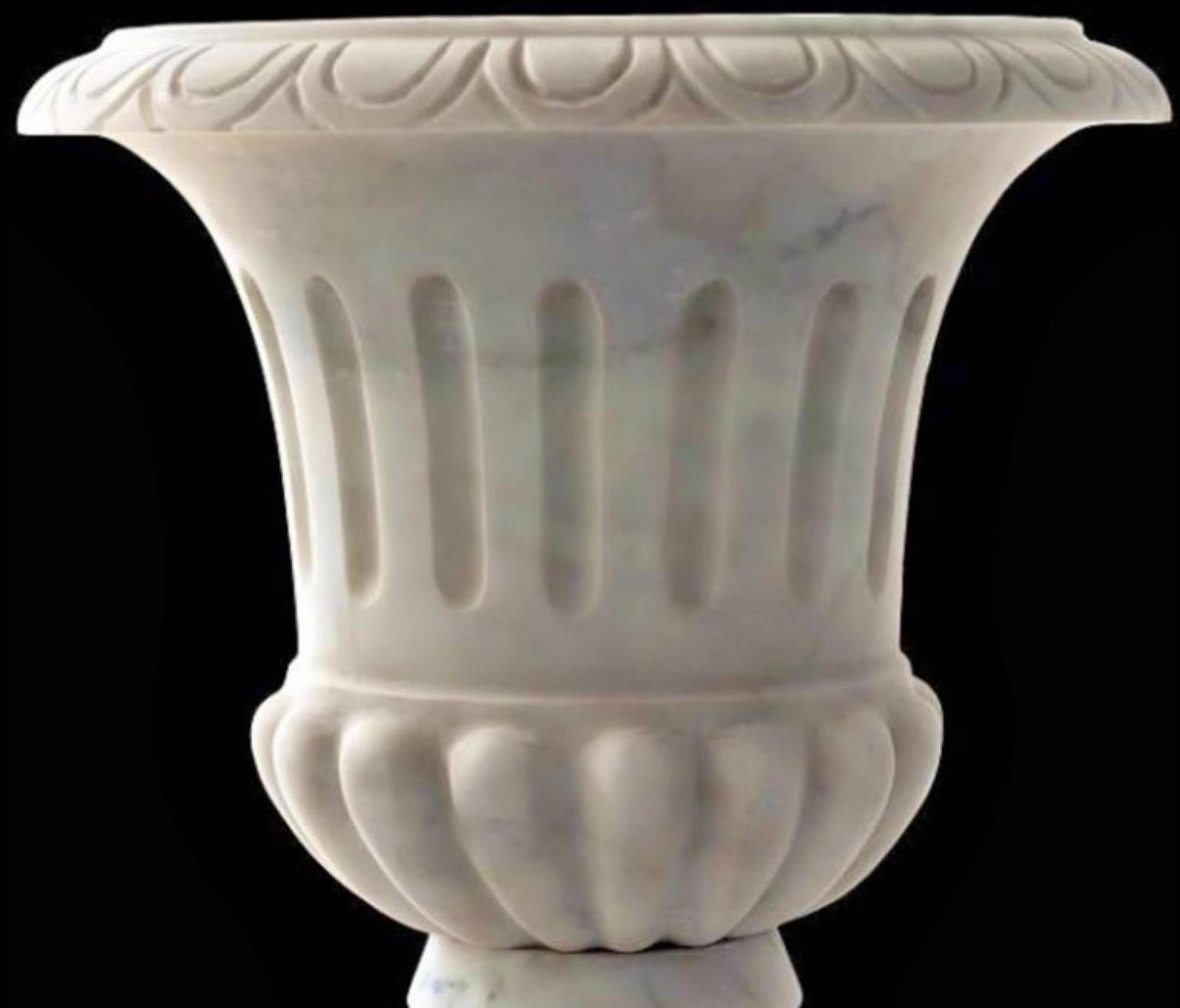 Hand-Crafted Italian Vase in White Carrara Marble, Early 20th Century For Sale