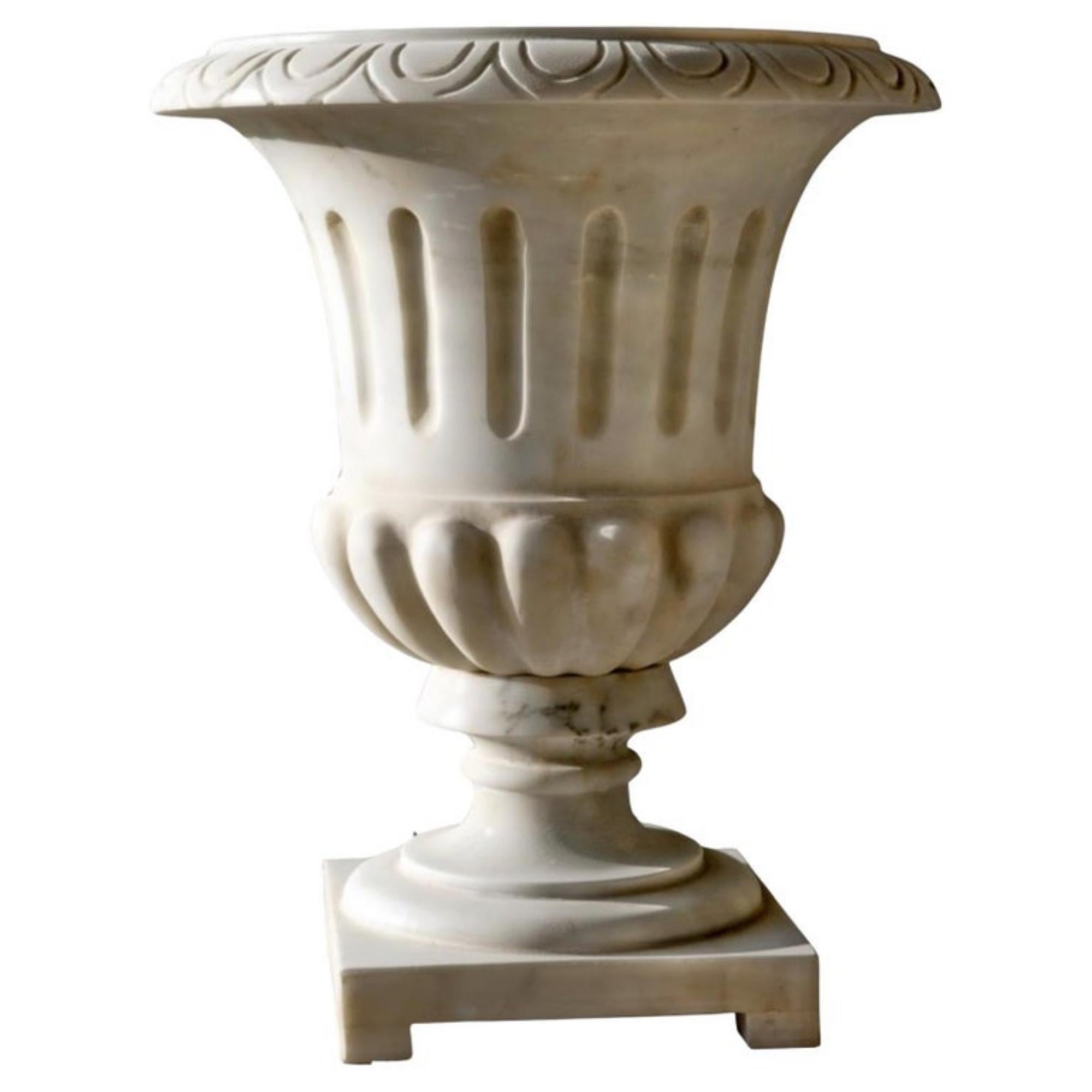 Italian Vase in White Carrara Marble, Early 20th Century In Good Condition For Sale In Madrid, ES