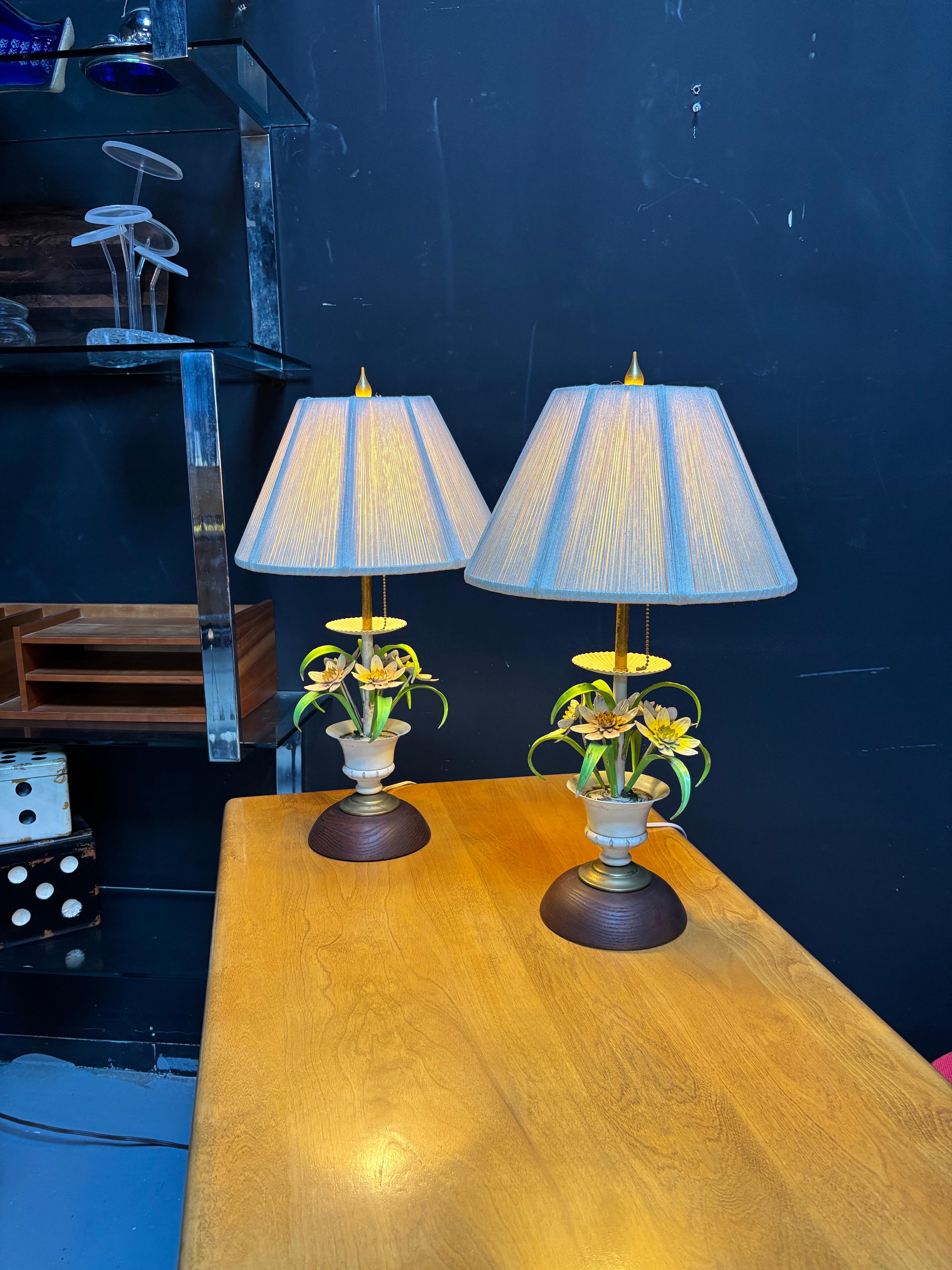 Italiano  Coppia di lampade da tavolo floreali dipinte in vendita 4