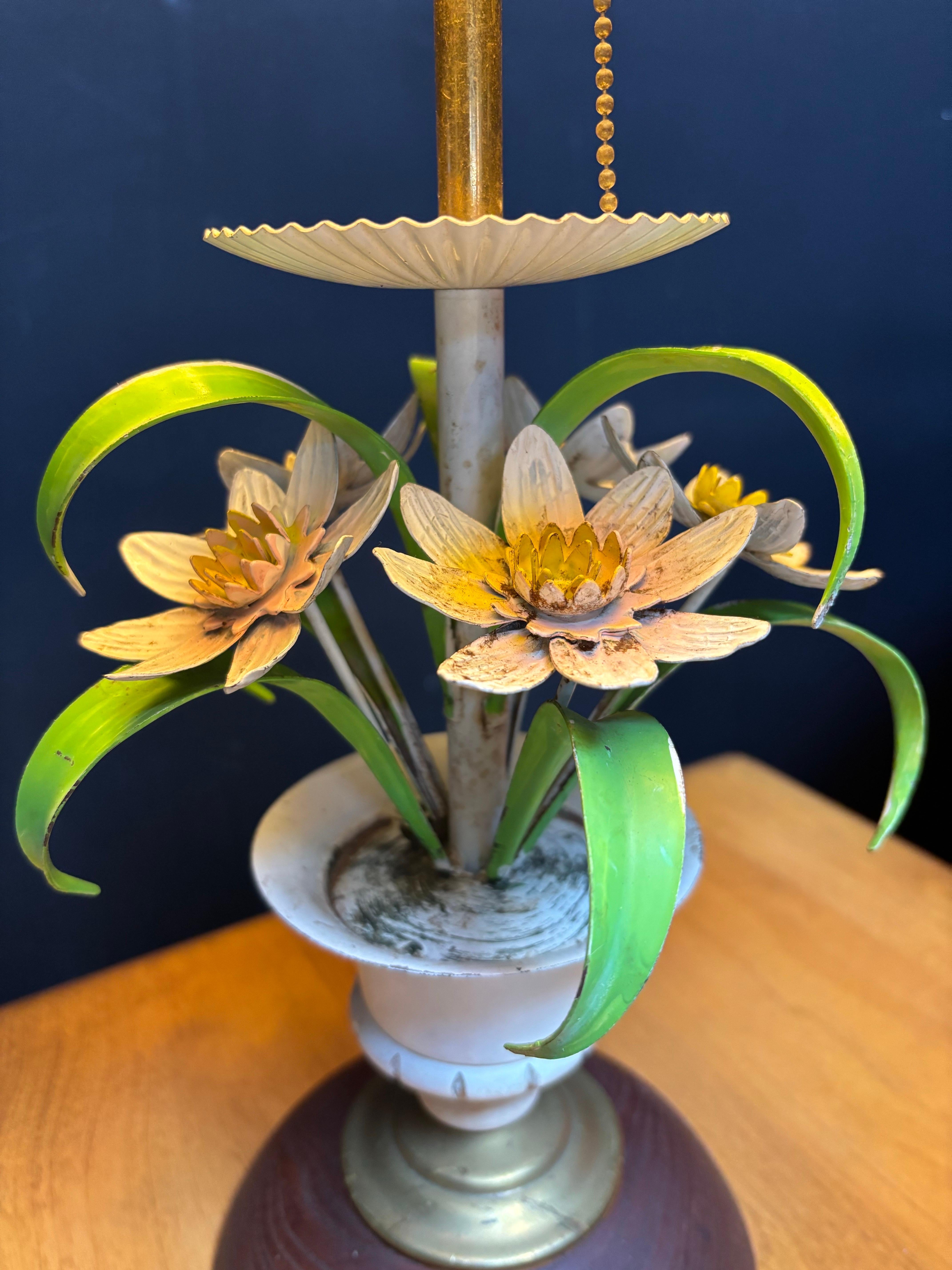 Lampade da tavolo Toll Flower dipinte in italiano.  Appena ricablata e pronta per l'uso con le vecchie tende a stringa che hanno ancora un bell'aspetto!  I cartellini dell'Italia sono ancora sul metallo.  Anche le basi Wood hanno un interruttore. 