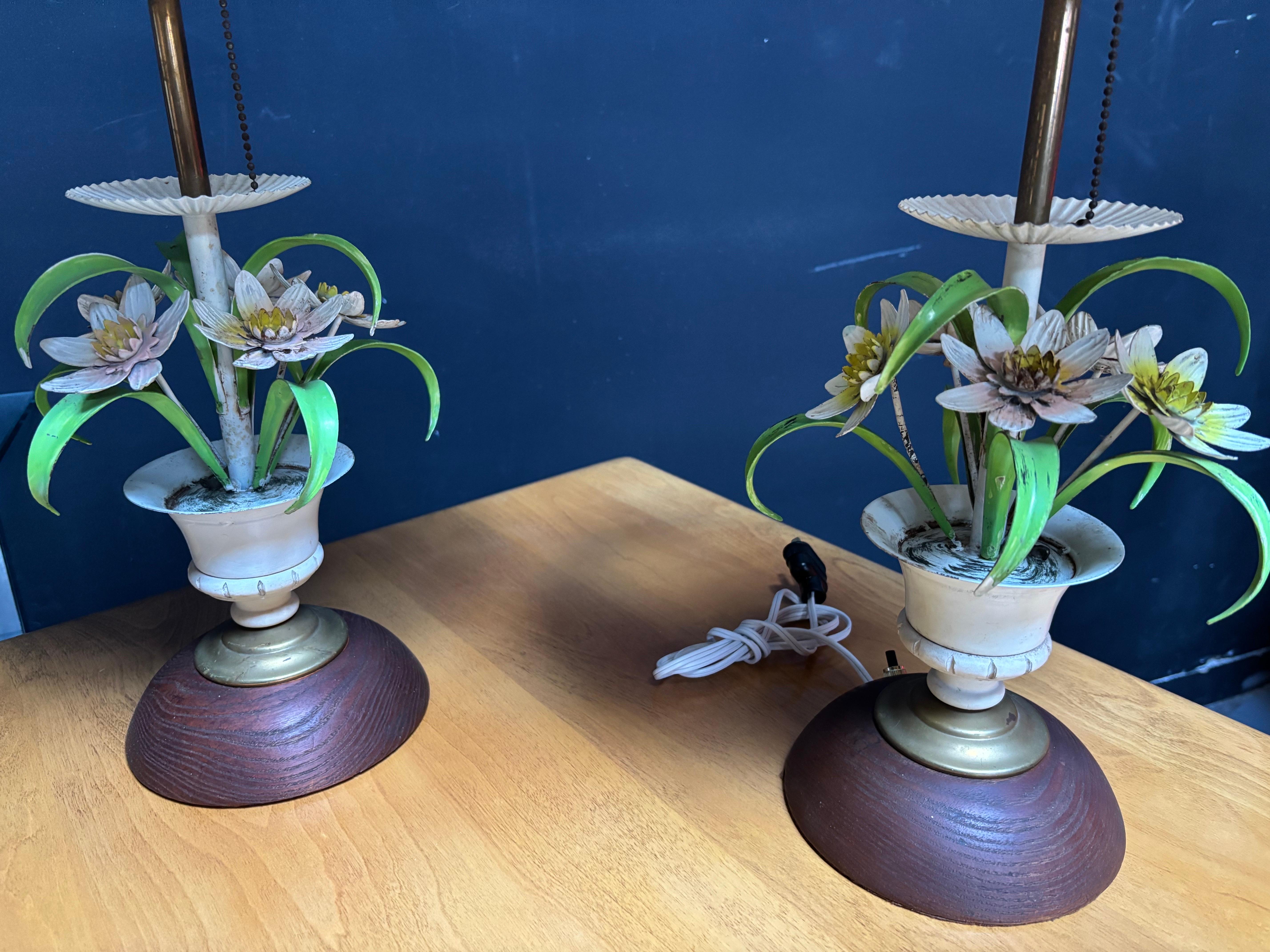 Hollywood Regency Italiano  Coppia di lampade da tavolo floreali dipinte in vendita