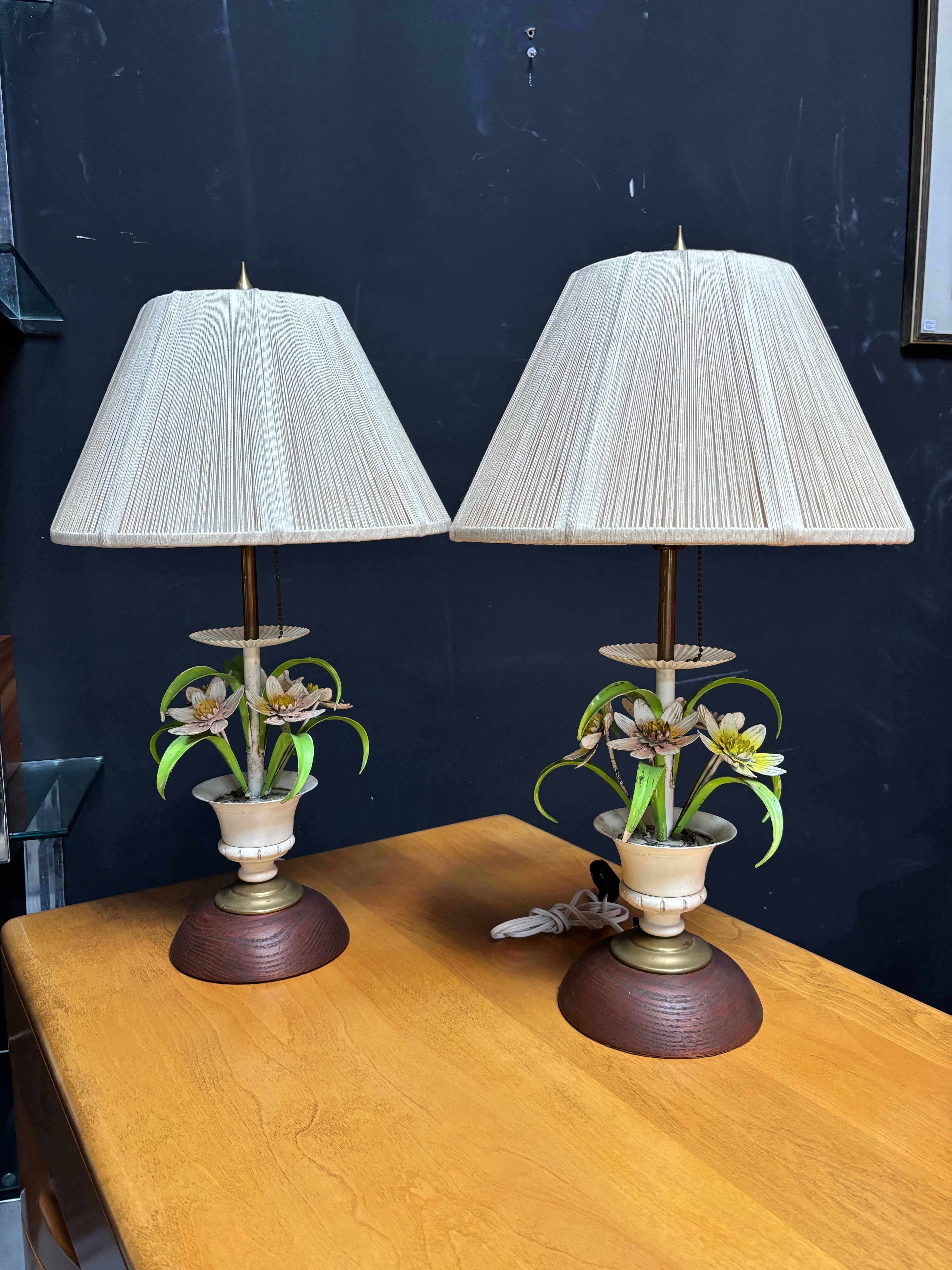 Italiano  Coppia di lampade da tavolo floreali dipinte In condizioni buone in vendita a Philadelphia, PA