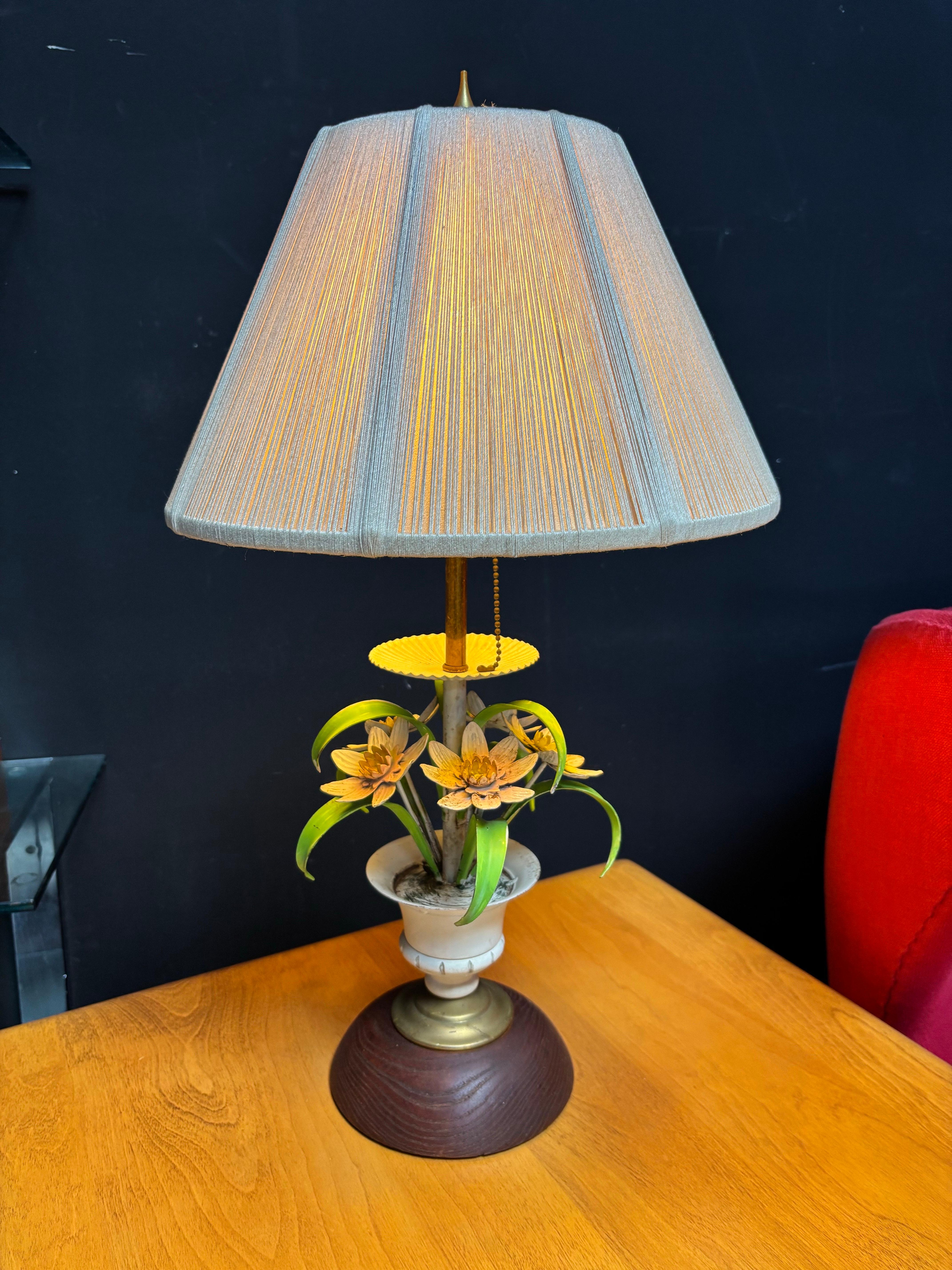 Metà XX secolo Italiano  Coppia di lampade da tavolo floreali dipinte in vendita