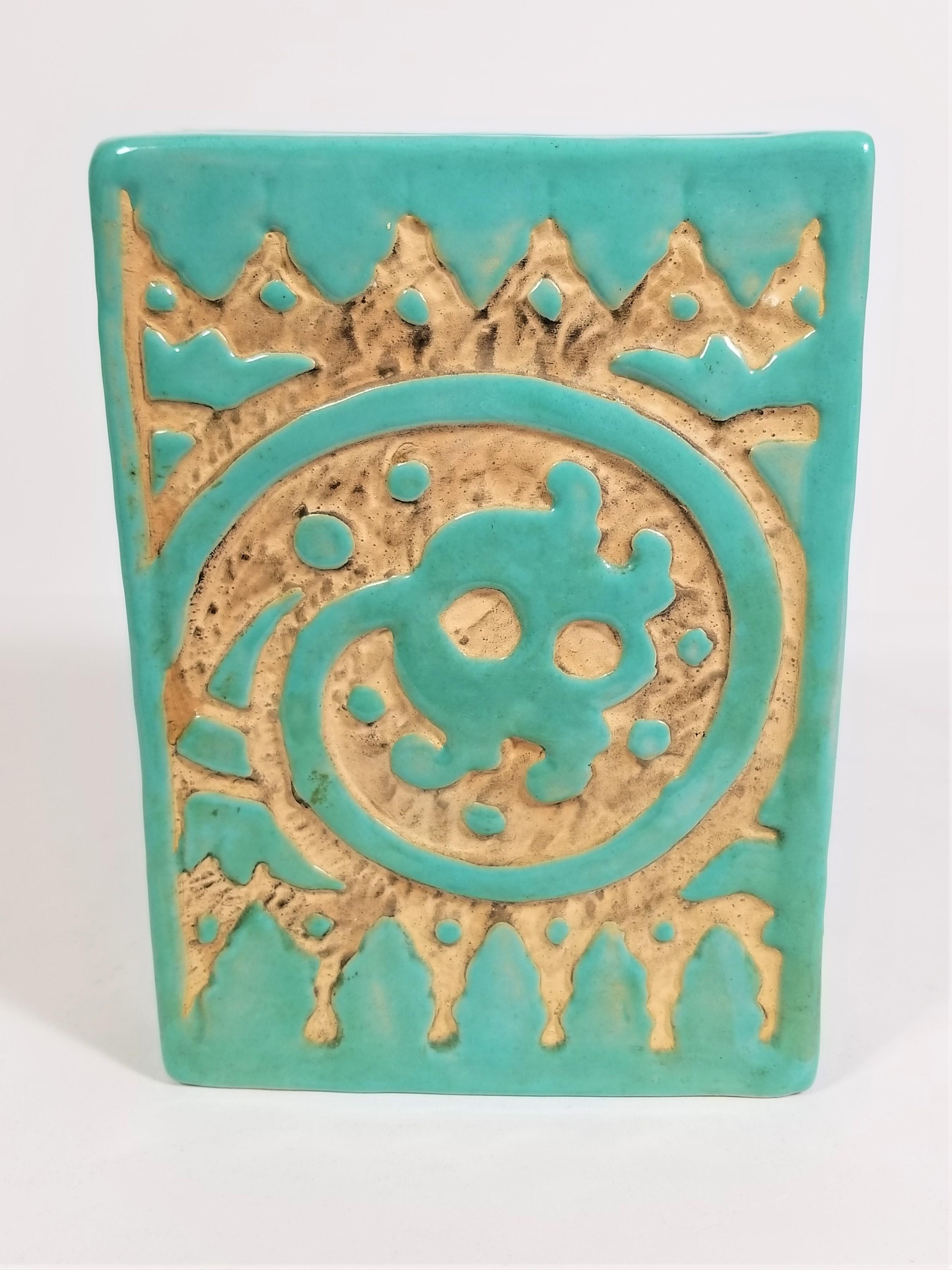 Di metà secolo, realizzato in Italia. Ceramiche firmate. Valle del Piacere, Italia. Ceramica smaltata color turchese. Forma rettangolare. Design astratto.