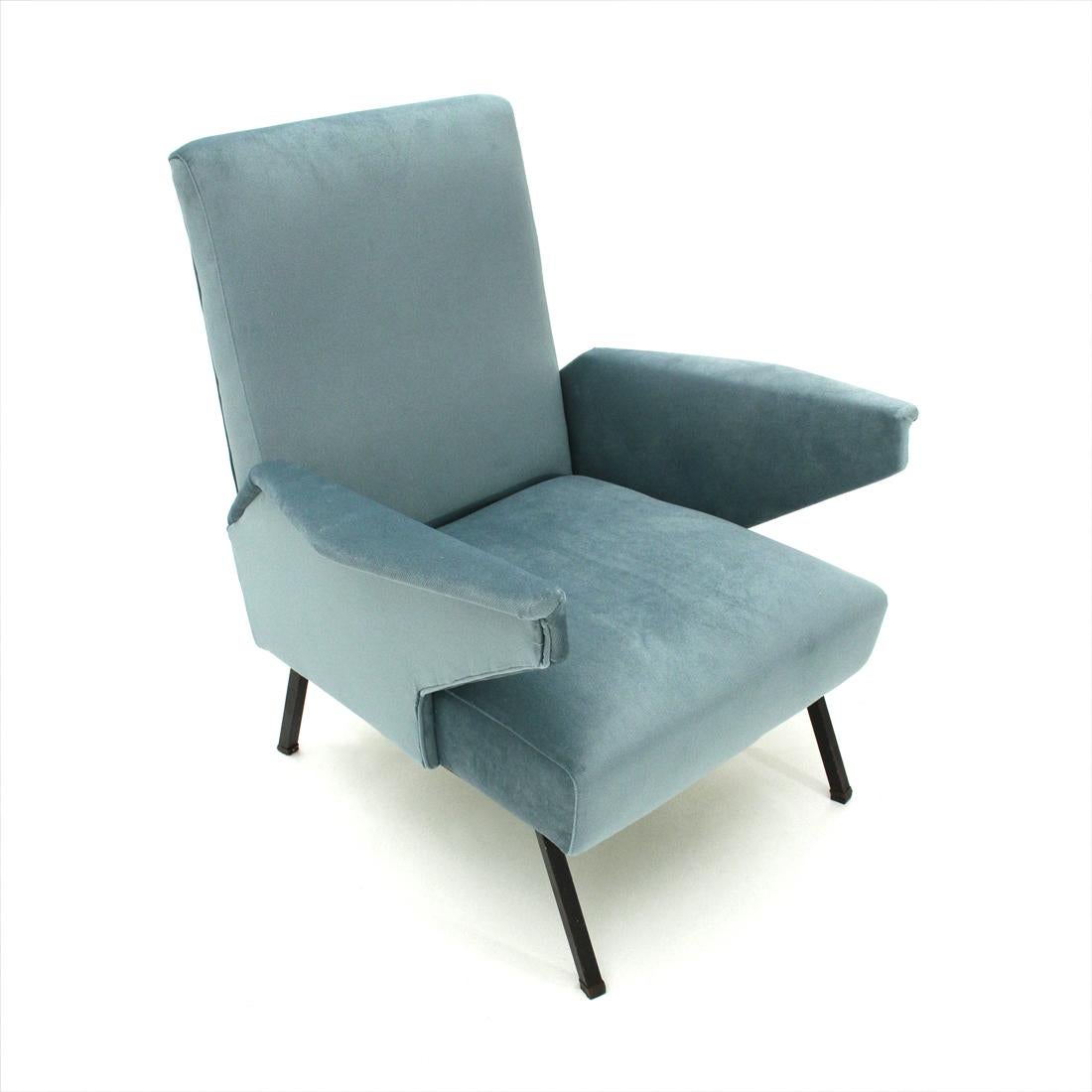 IItalian manufacturing armchair produced by Bonino in the 1960s.
Wooden structure padded and lined with new light blue velvet fabric.
Armrests with geometric lines.
Foot in black painted metal.
Good general conditions.

Dimensions: Width 75