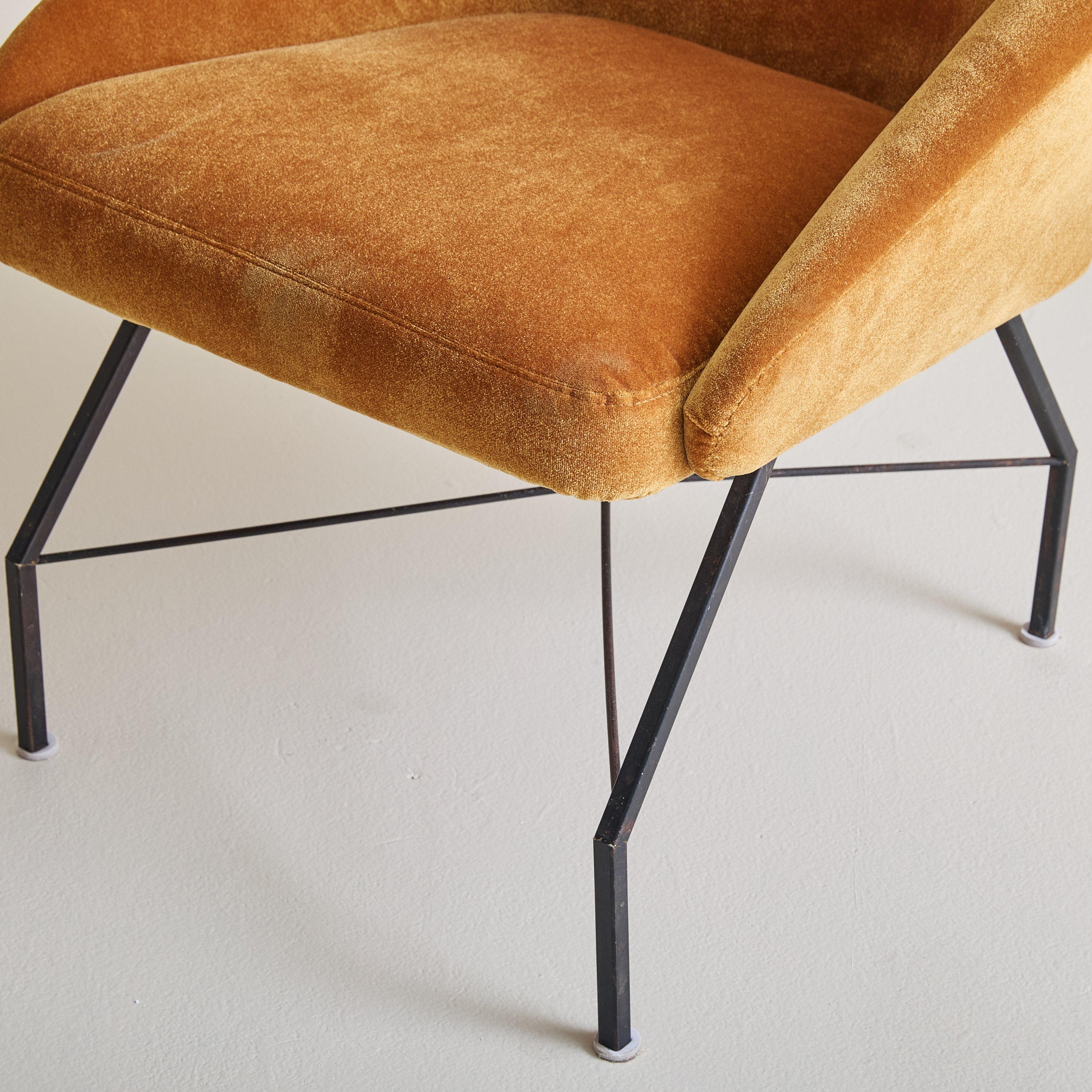 Italian Velvet Lounge Chair Attributed to Augusto Bozzi for Saporiti Italia en venta 3