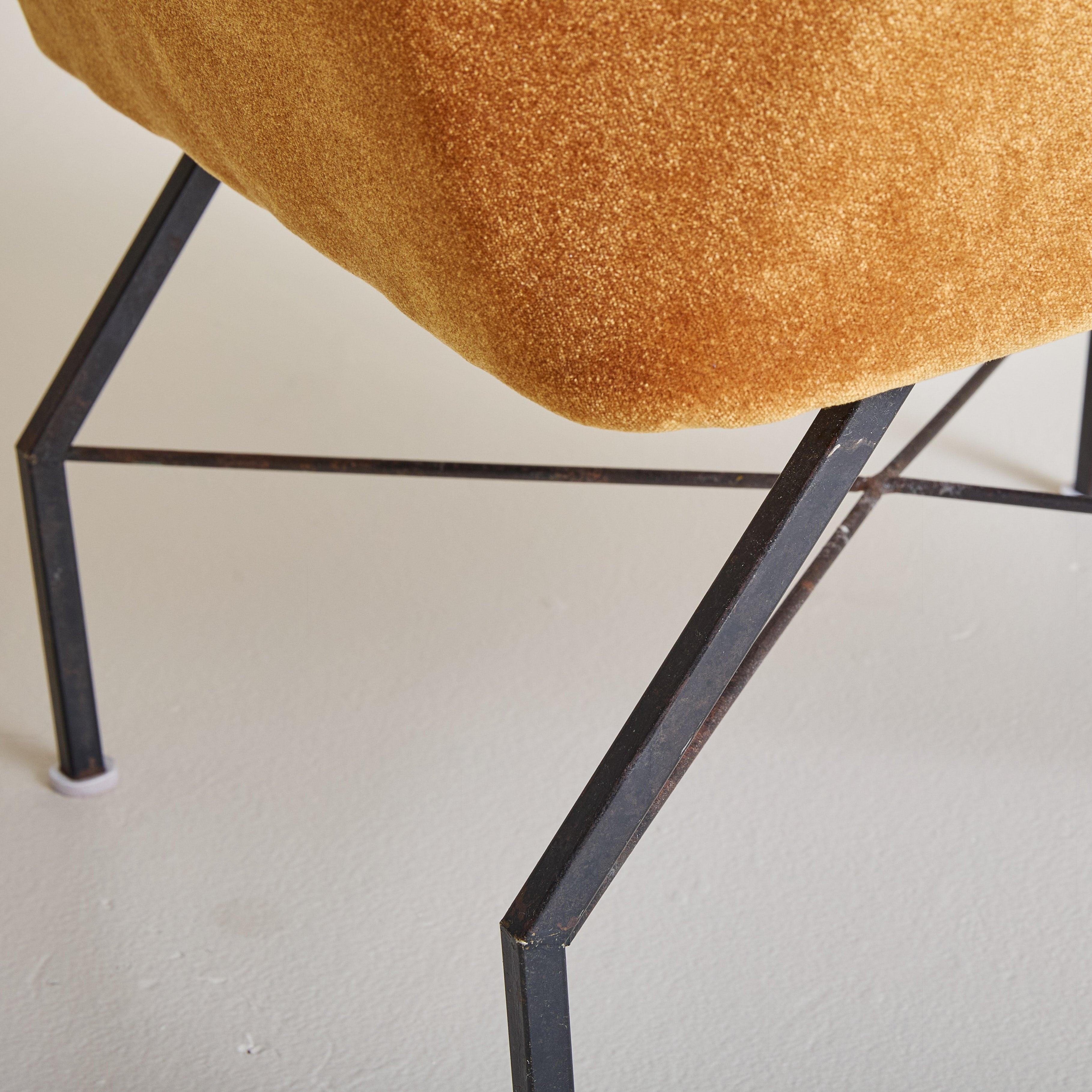 Italian Velvet Lounge Chair Attributed to Augusto Bozzi for Saporiti Italia en venta 4