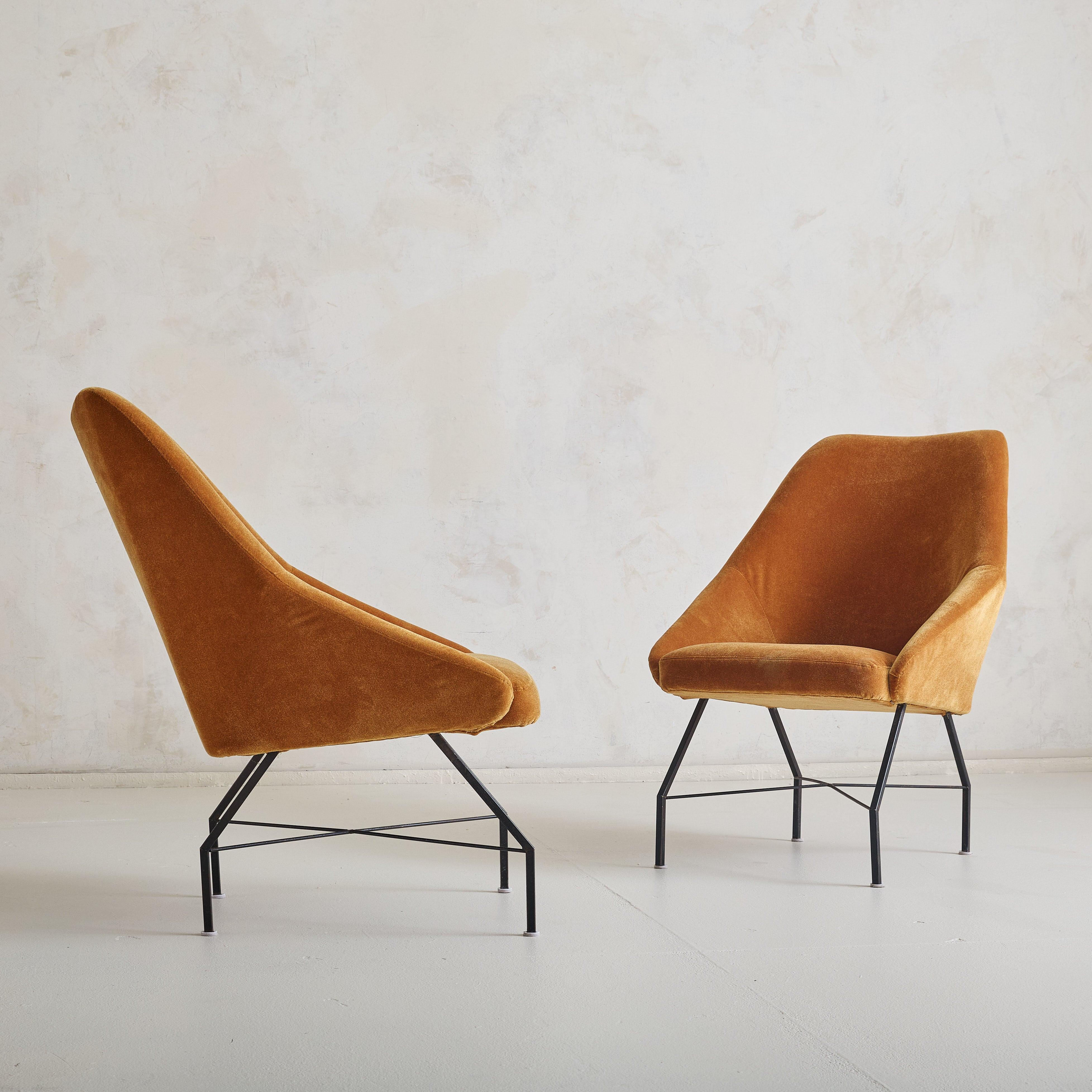 Italian Velvet Lounge Chair Attributed to Augusto Bozzi for Saporiti Italia Moderno de mediados de siglo en venta