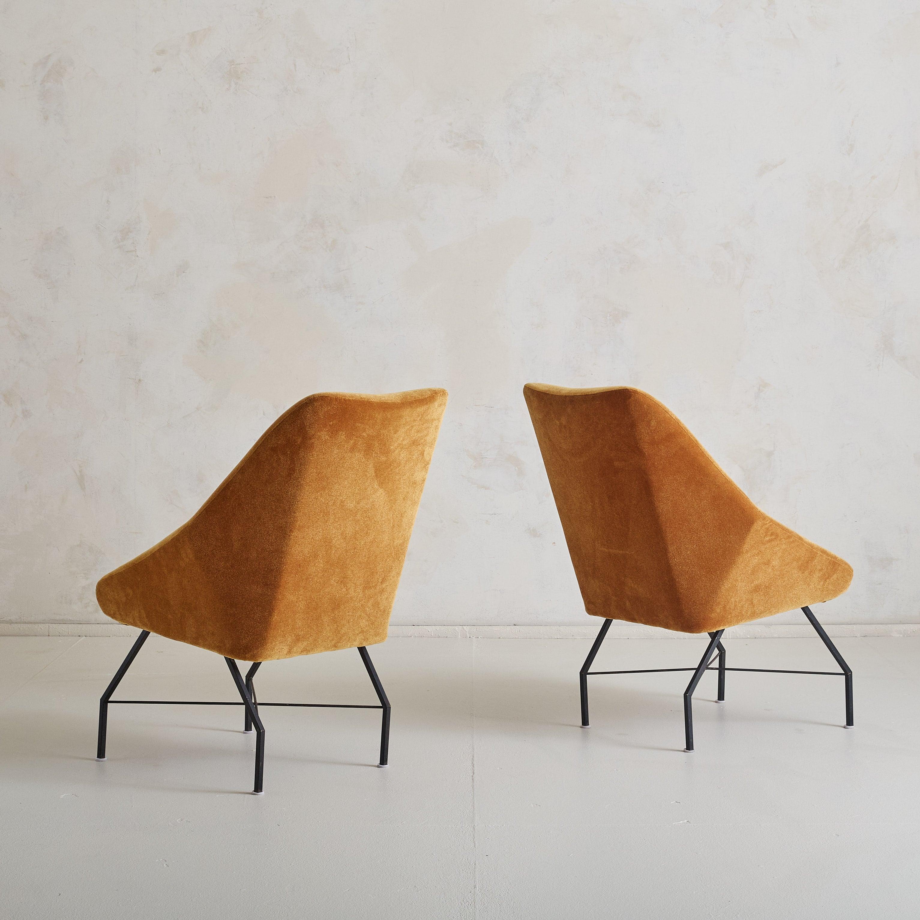Italian Velvet Lounge Chair Attributed to Augusto Bozzi for Saporiti Italia Italiano en venta