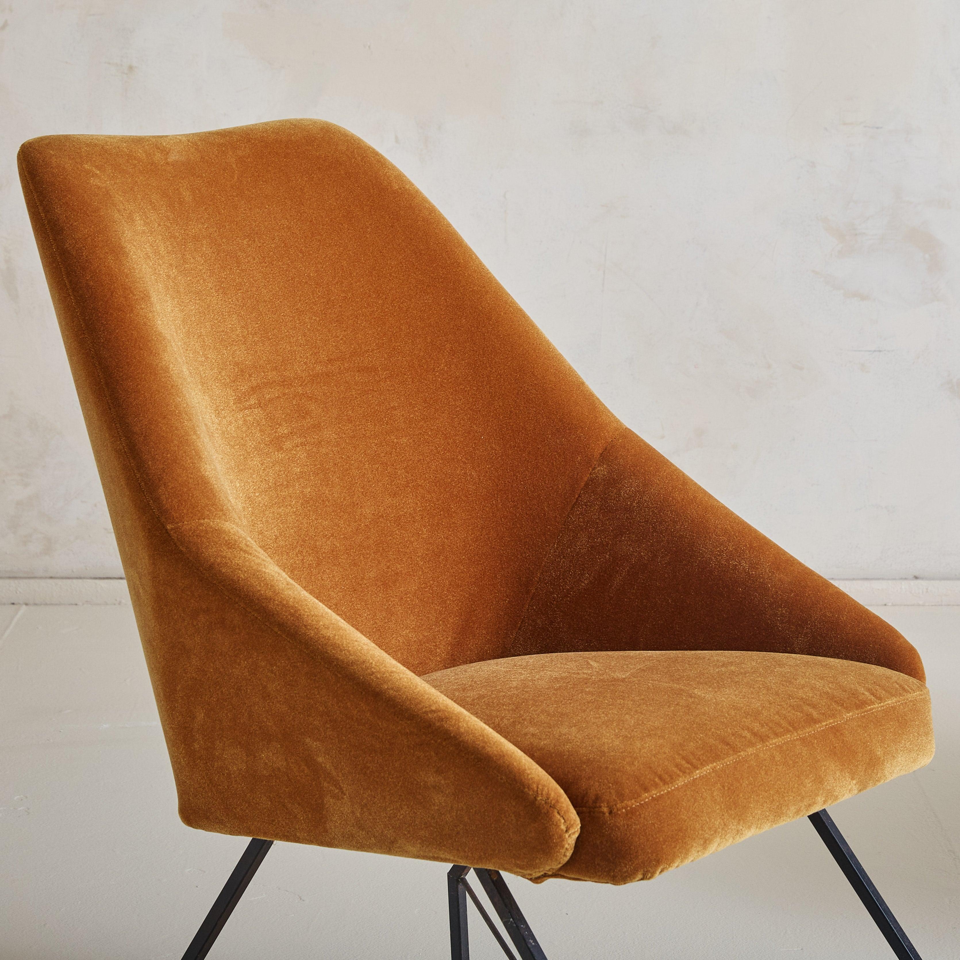 Italian Velvet Lounge Chair Attributed to Augusto Bozzi for Saporiti Italia en Excelente estado para la venta en Chicago, IL
