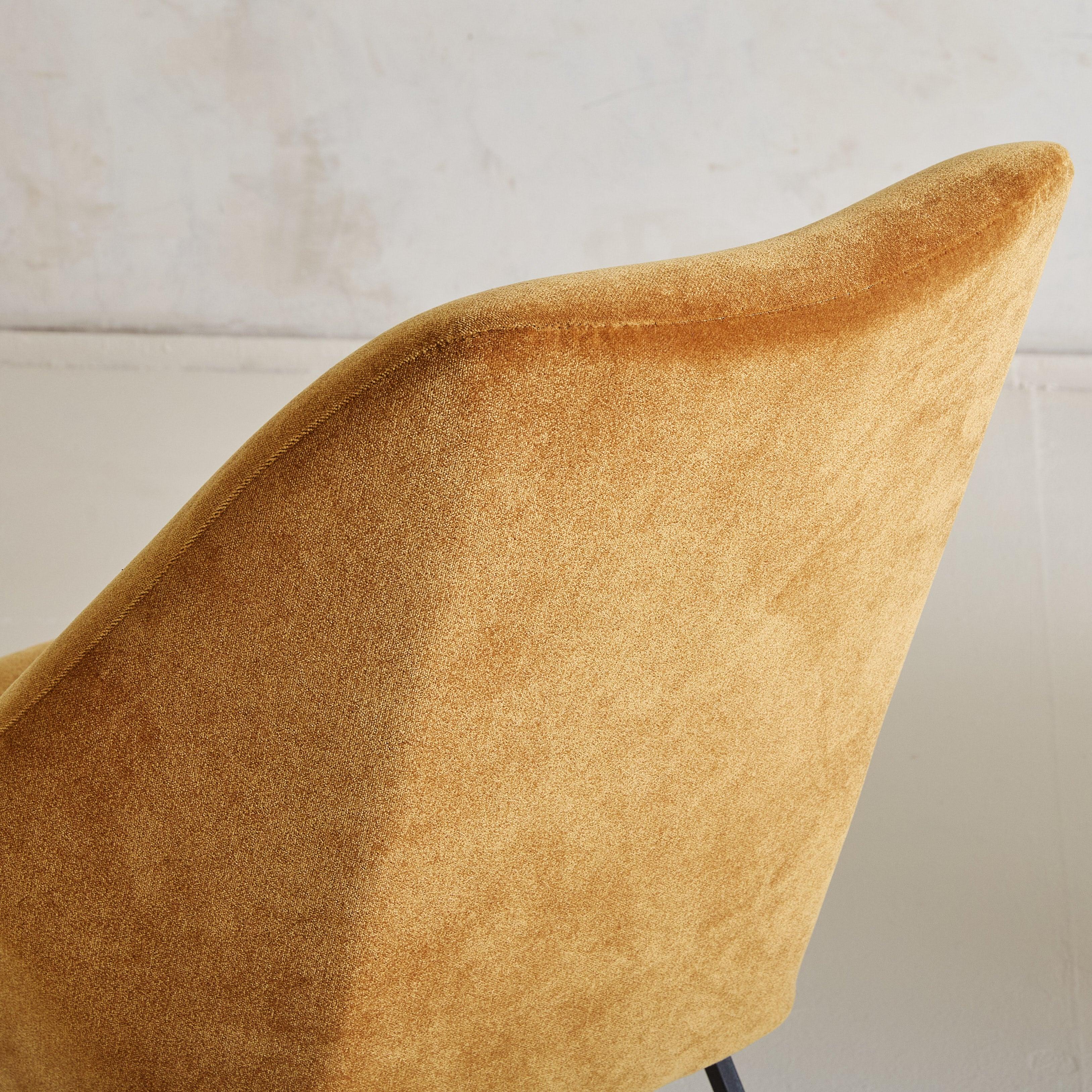 Italian Velvet Lounge Chair Attributed to Augusto Bozzi for Saporiti Italia mediados del siglo XX en venta