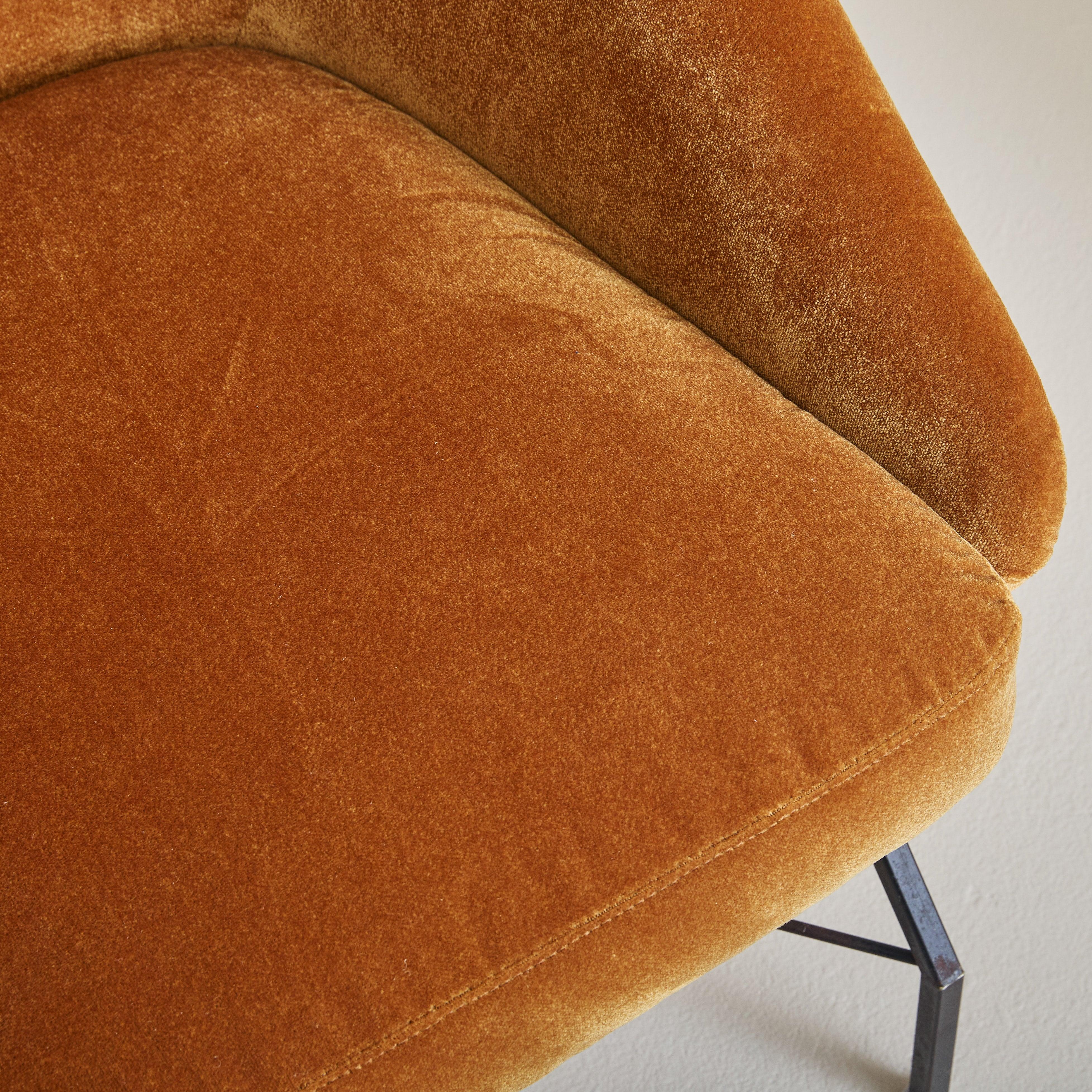 Italian Velvet Lounge Chair Attributed to Augusto Bozzi for Saporiti Italia Metal en venta
