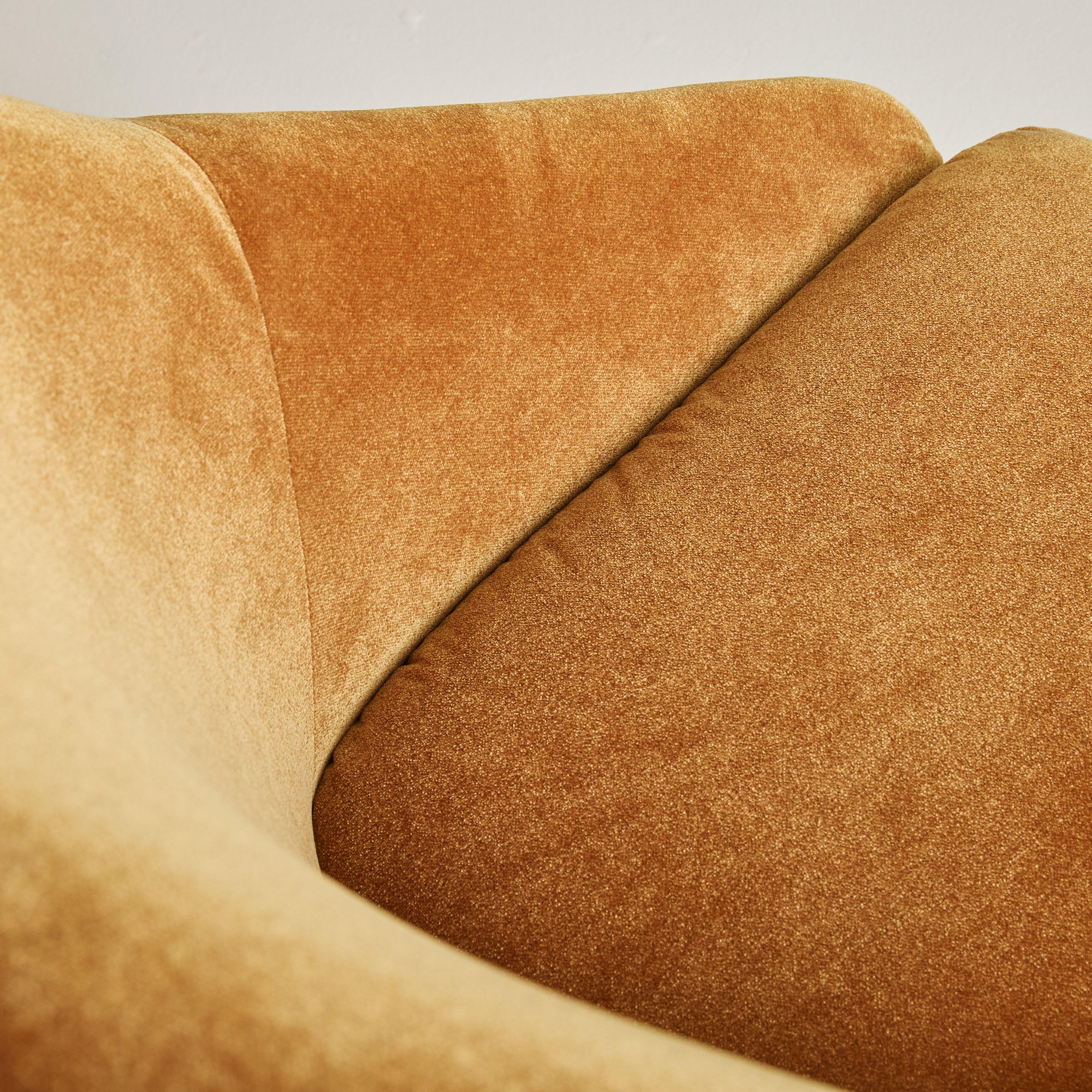 Italian Velvet Lounge Chair Attributed to Augusto Bozzi for Saporiti Italia en venta 1
